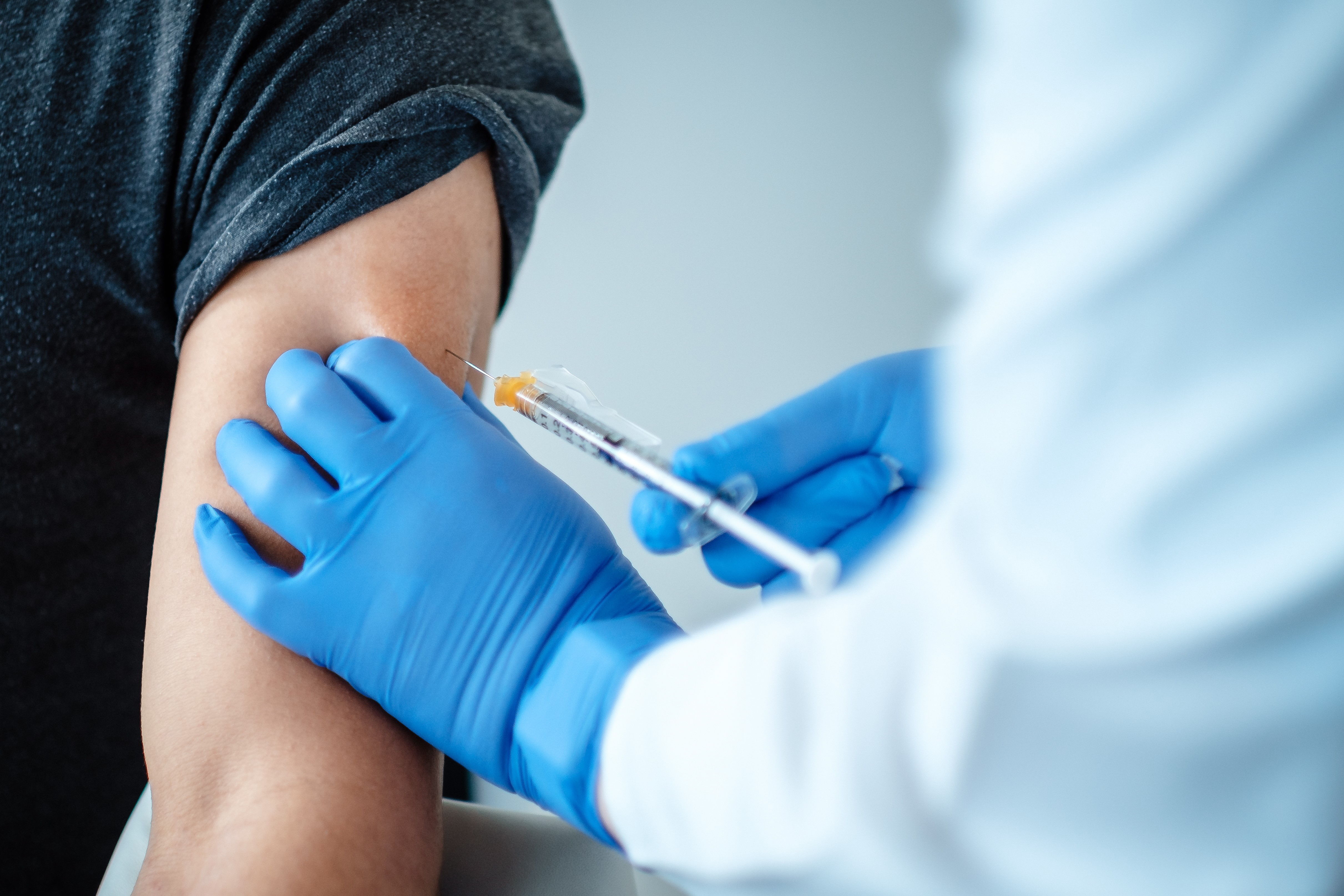 Actualmente varias farmacéuticas en todo el mundo buscan certificar la primera vacuna contra el covid-19. (Foto Prensa Libre: EFE)