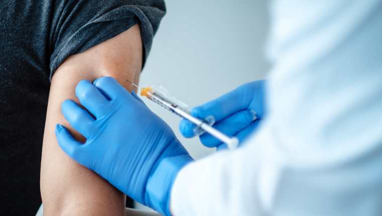 Actualmente varias farmacéuticas en todo el mundo buscan certificar la primera vacuna contra el covid-19. (Foto Prensa Libre: EFE)