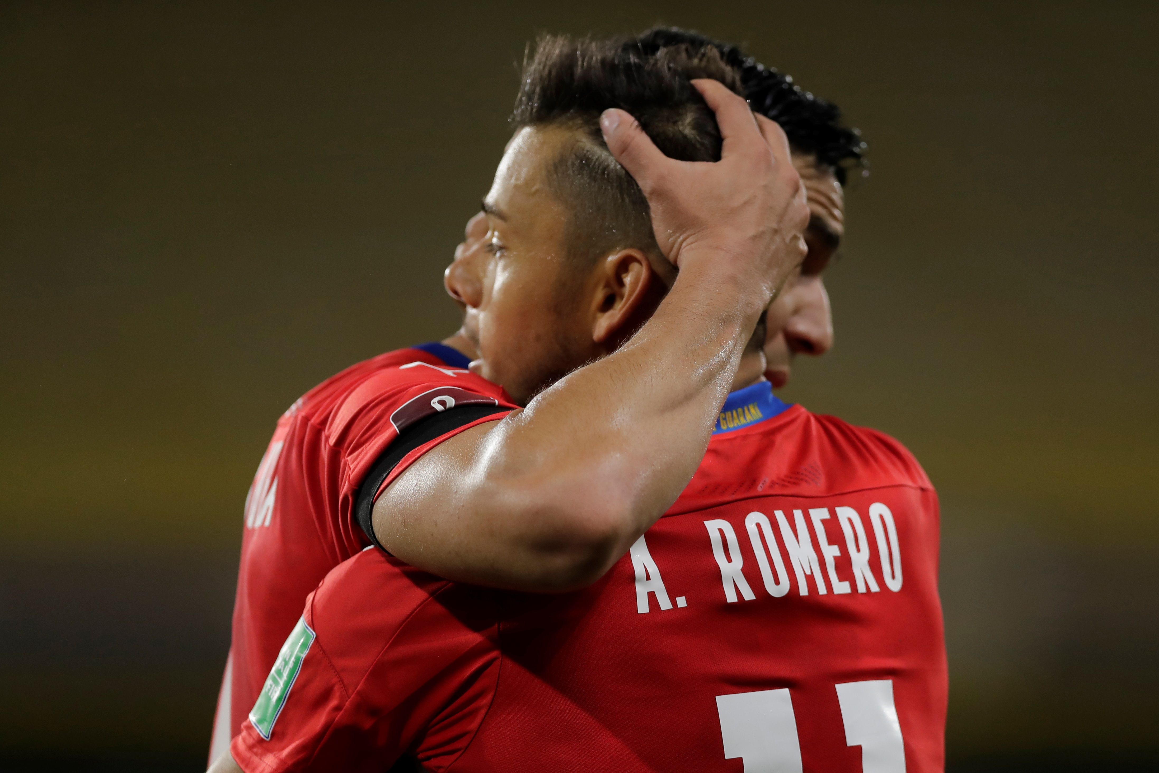 El jugador Ángel Romero de Paraguay celebra hoy con un compañero tras anotar contra Argentina. (Foto Prensa Libre: EFE)