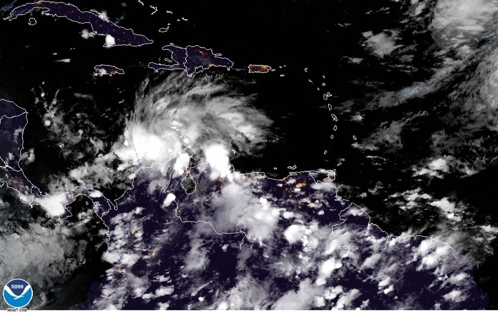 Fotografía satelital cedida por el Centro Nacional de Huracanes de Estados Unidos donde se muestra la localización de la tormenta tropical Iota. 