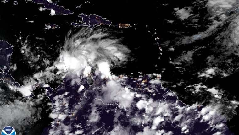 Fotografía satelital cedida por el Centro Nacional de Huracanes de Estados Unidos donde se muestra la localización de la tormenta tropical Iota. 