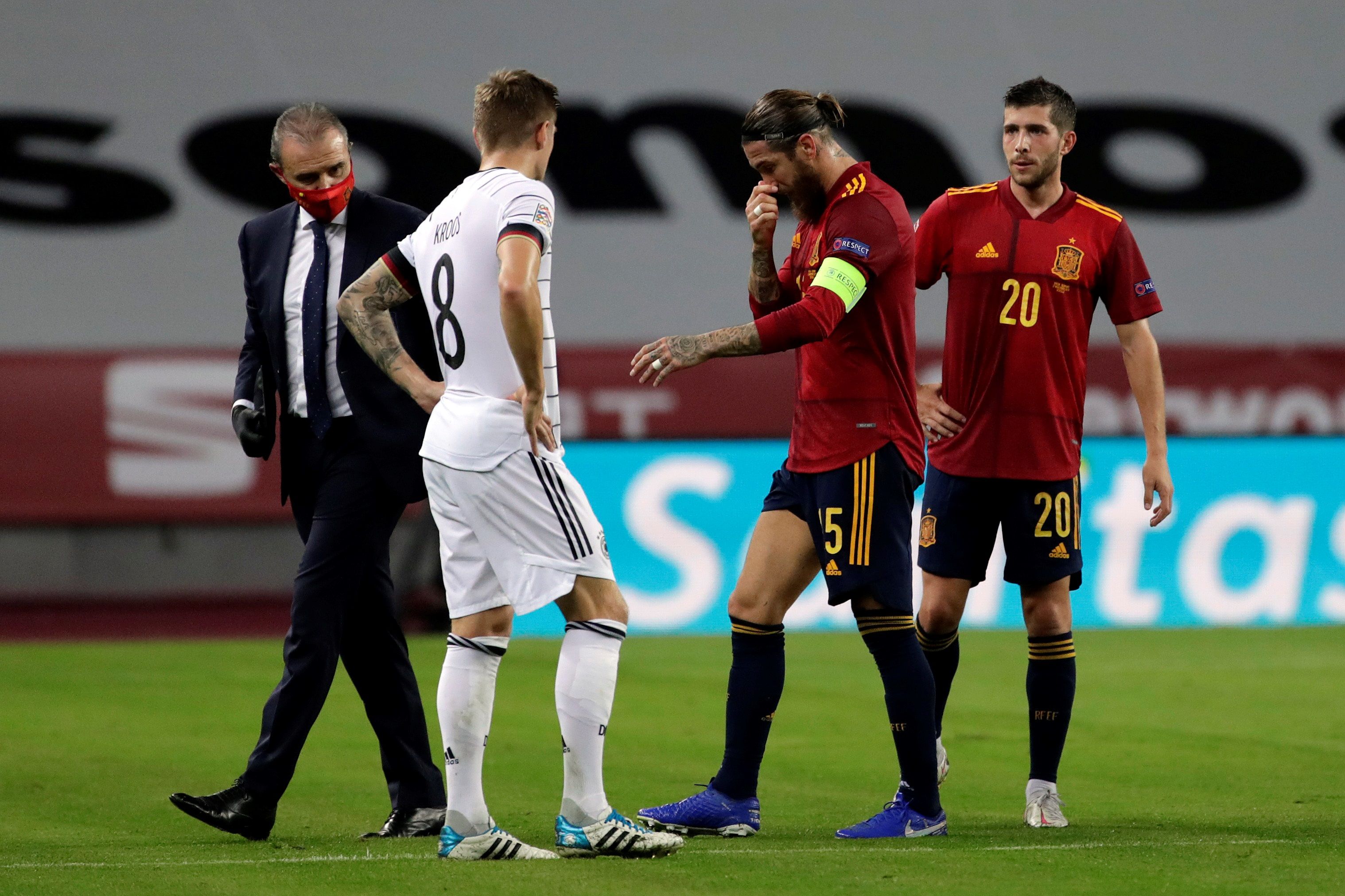 El jugador español Sergio Ramos se retiró lesionado durante el partido contra Alemania. Foto Prensa Libre: EFE.