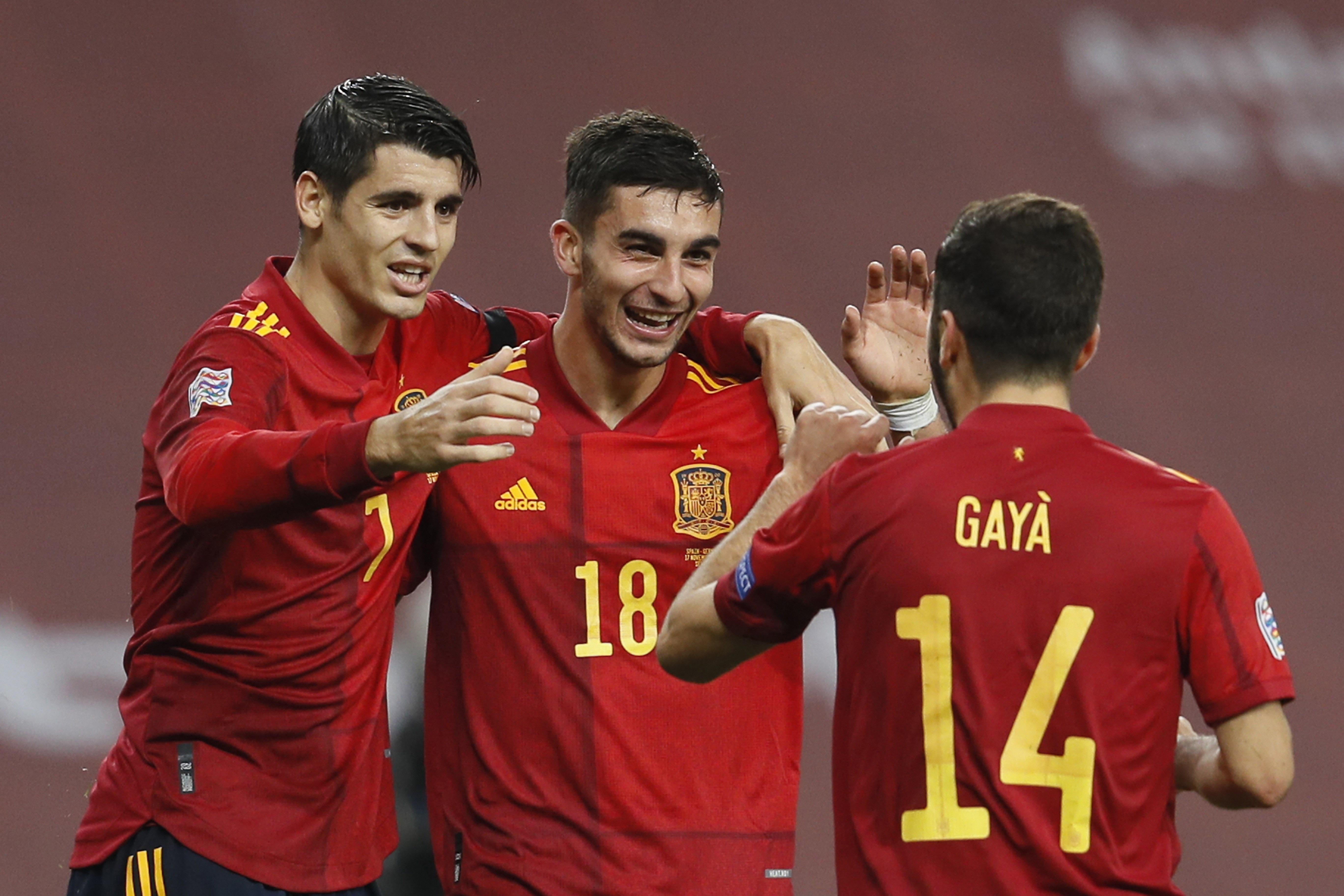 Losjugadores españoles Ferrán Torres, José Gayá y Álvaro Morata celebran el cuarto gol de España contra Alemania. Foto Prensa Libre: EFE.