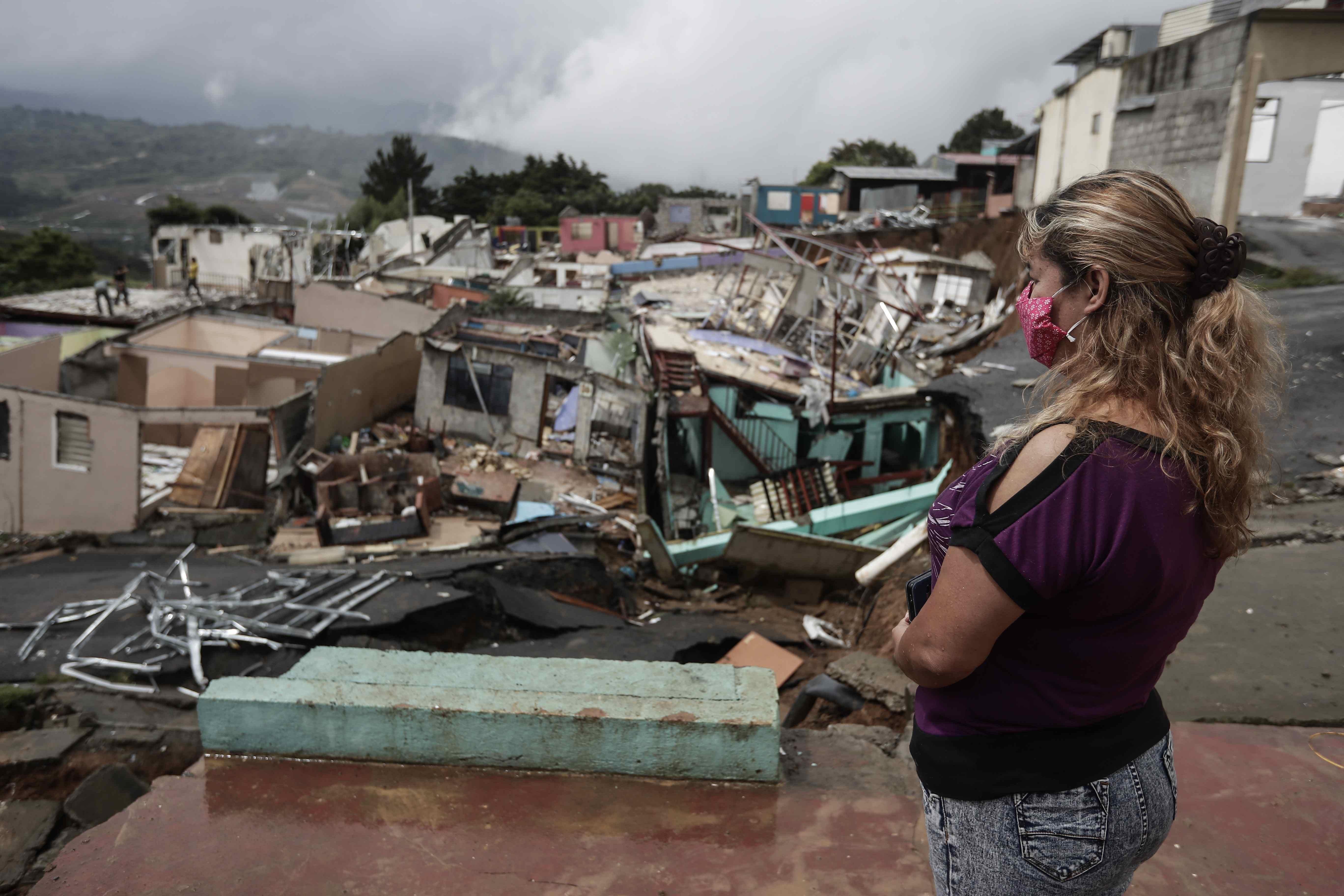 Jenny Duarte ve su casa destruida en Barrio Valladolid, San José, Costa Rica. (Foto Prensa Libre: EFE)