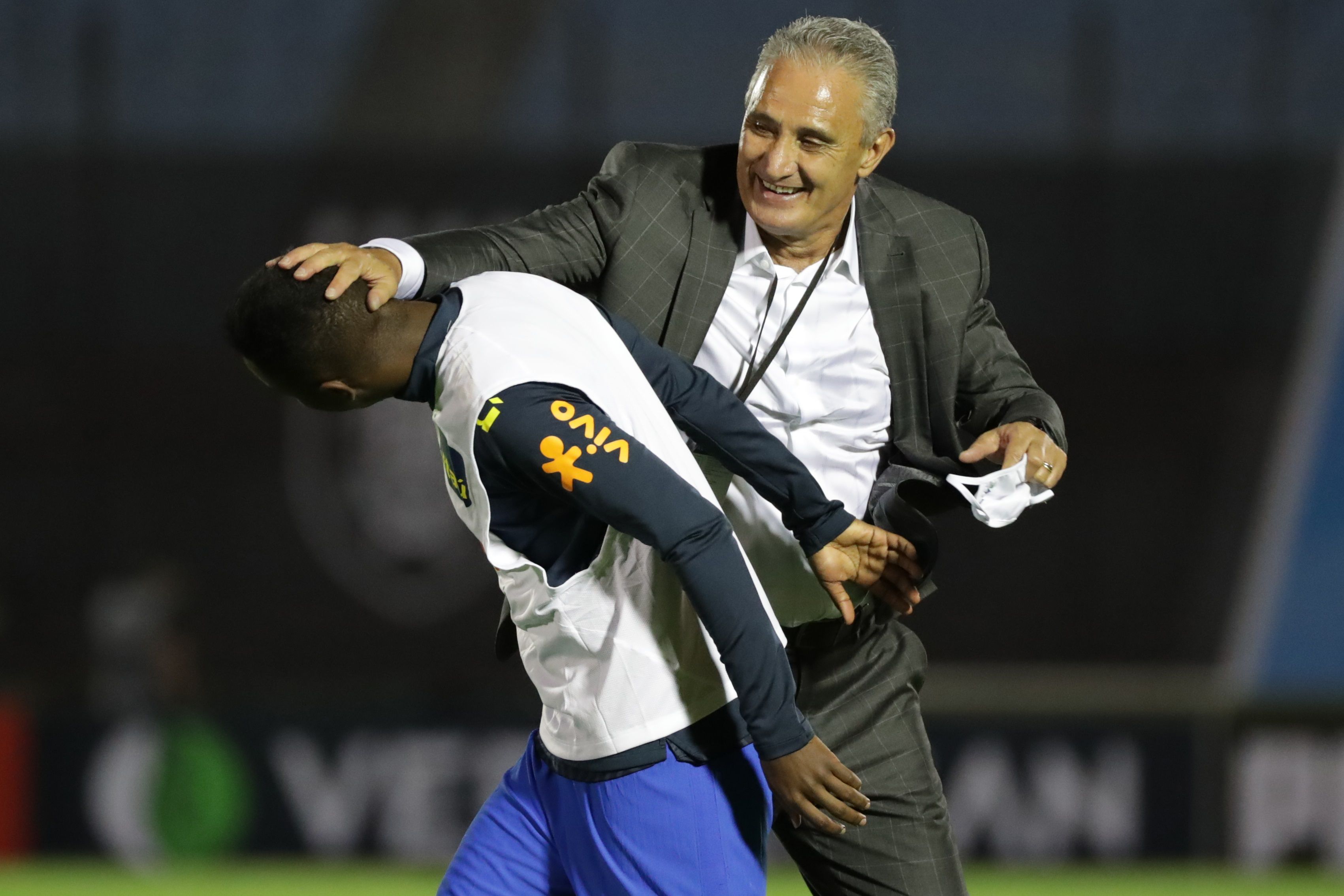 El técnico de Brasil, Tite, saluda a su jugador Vinícius Júnior tras el pitido final del juego contra Uruguay. Foto Prensa Libre: EFE.