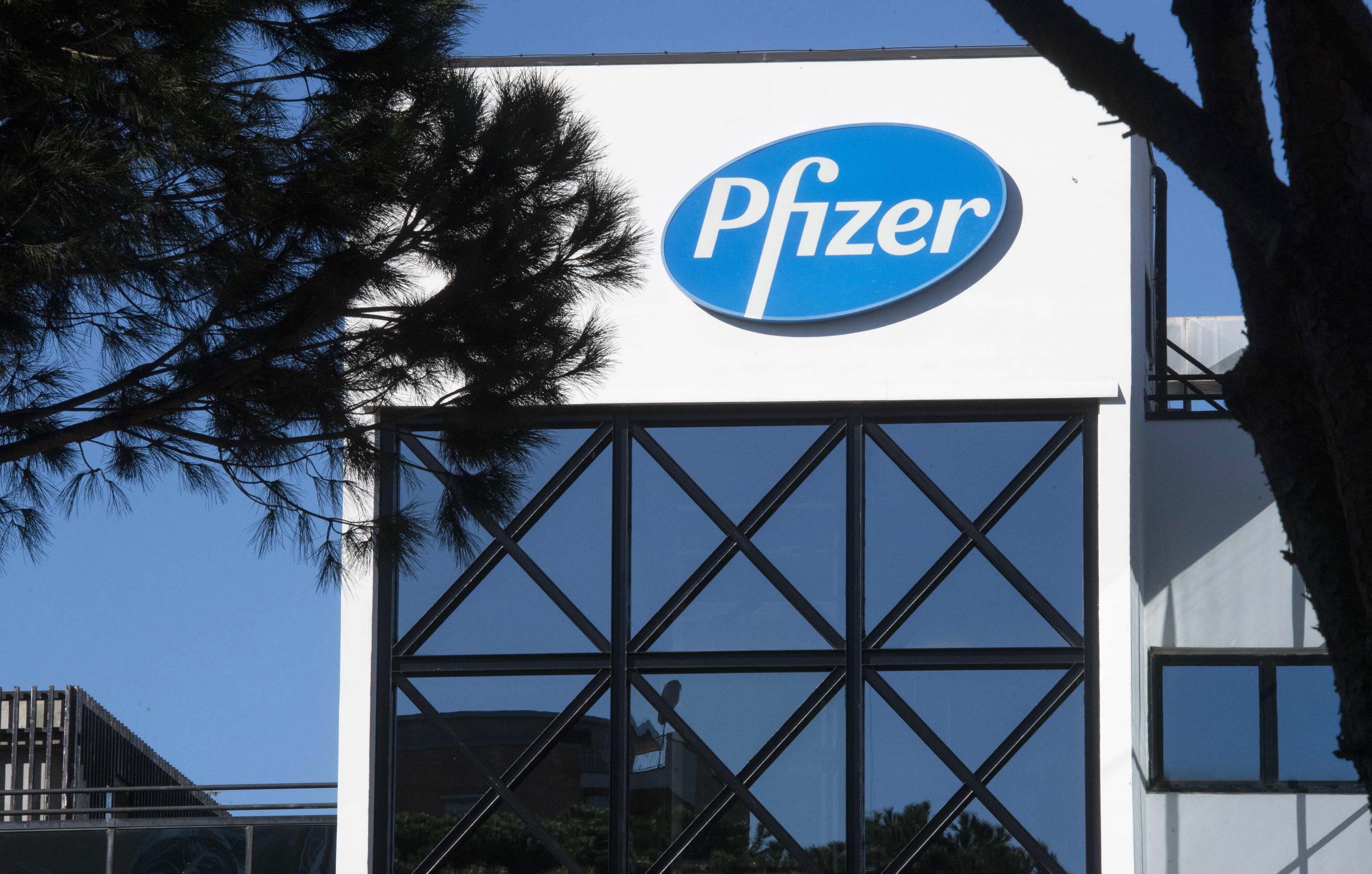 Pfizer es una de las farmacéuticas que más avances ha presentado en el desarrollo de una vacuna contra el coronavirus. (Foto Prensa Libre: EFE)