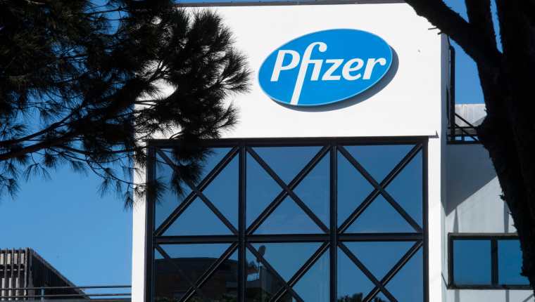 Pfizer es una de las farmacéuticas que más avances ha presentado en el desarrollo de una vacuna contra el coronavirus. (Foto Prensa Libre: EFE)