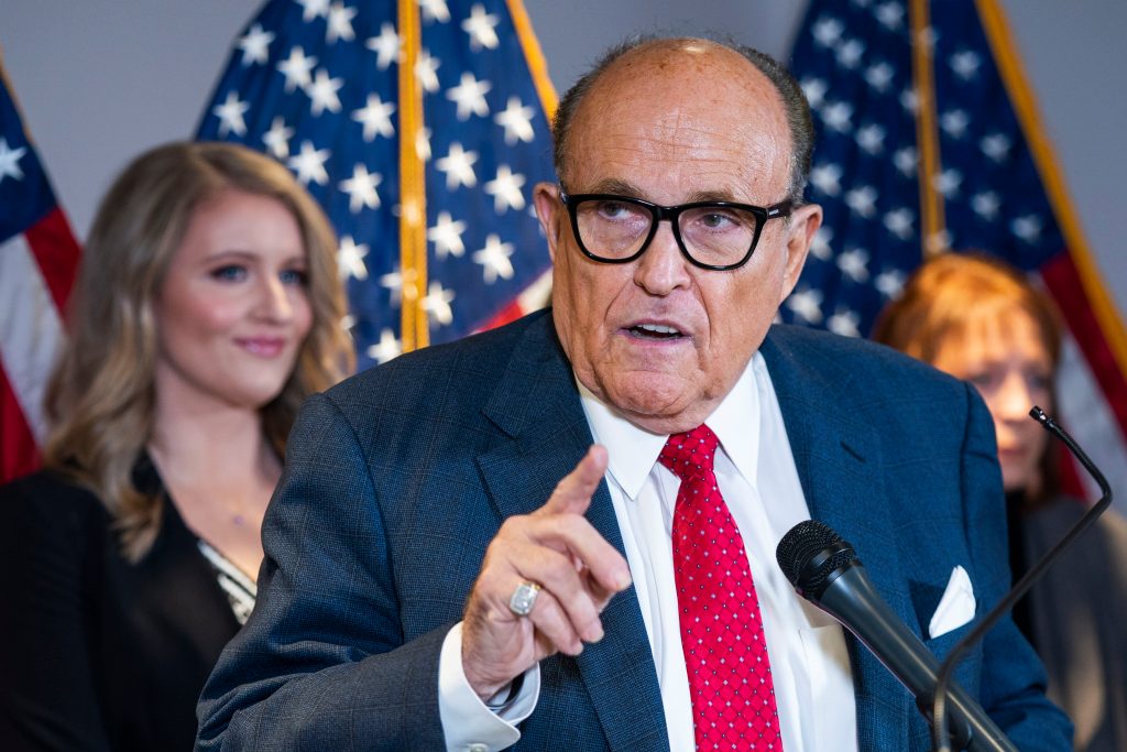 Rudy Giuliani, abogado de Trump, declara ante los medios. (Foto Prensa Libre: EFE)