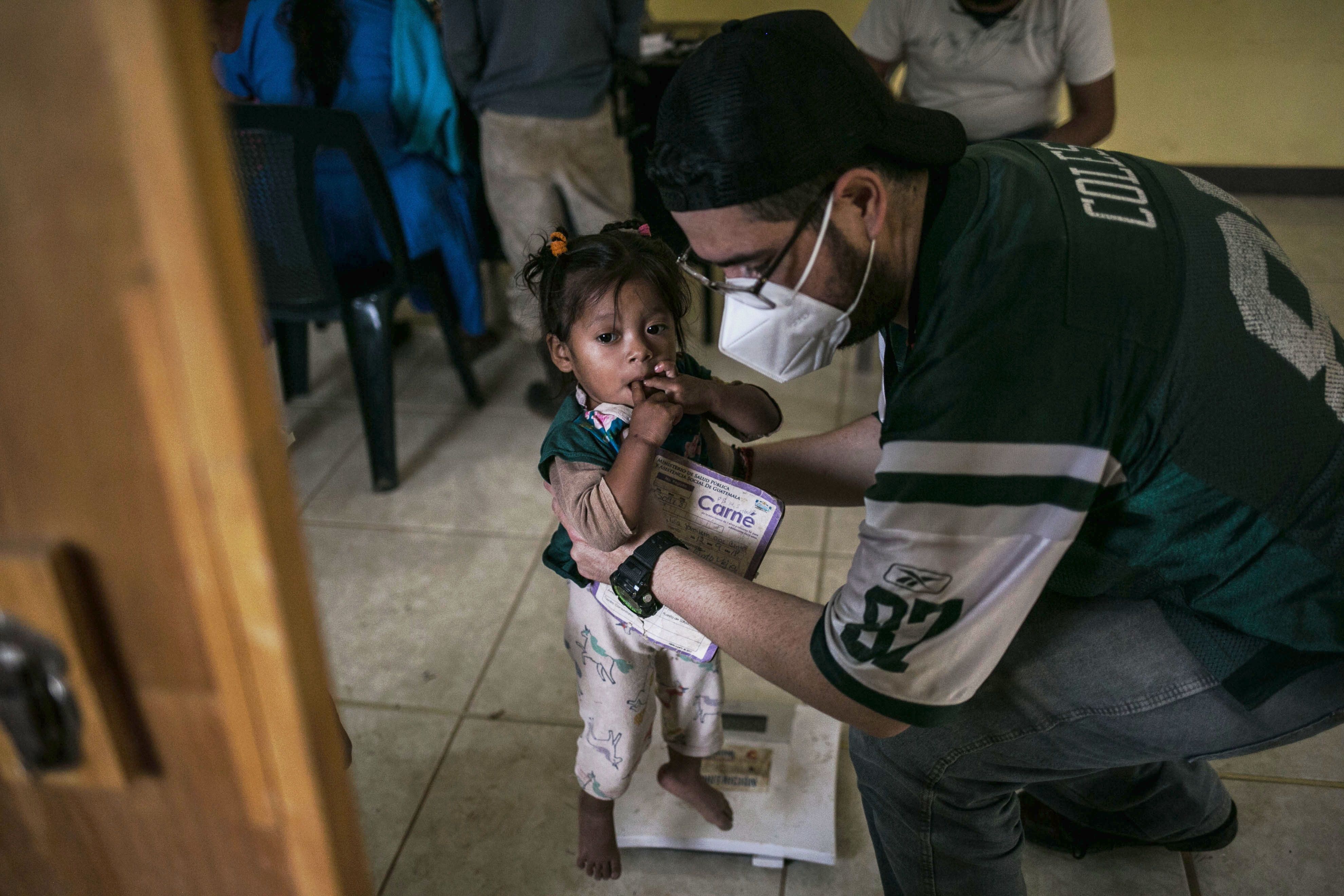 Niños del Corredor Seco de Guatemala sufren desnutrición porque los alimentos son escasos en la mayor parte del año, y la situación se agrava tras el paso de las tormentas Eta e Iota. (Foto Prensa Libre: EFE)