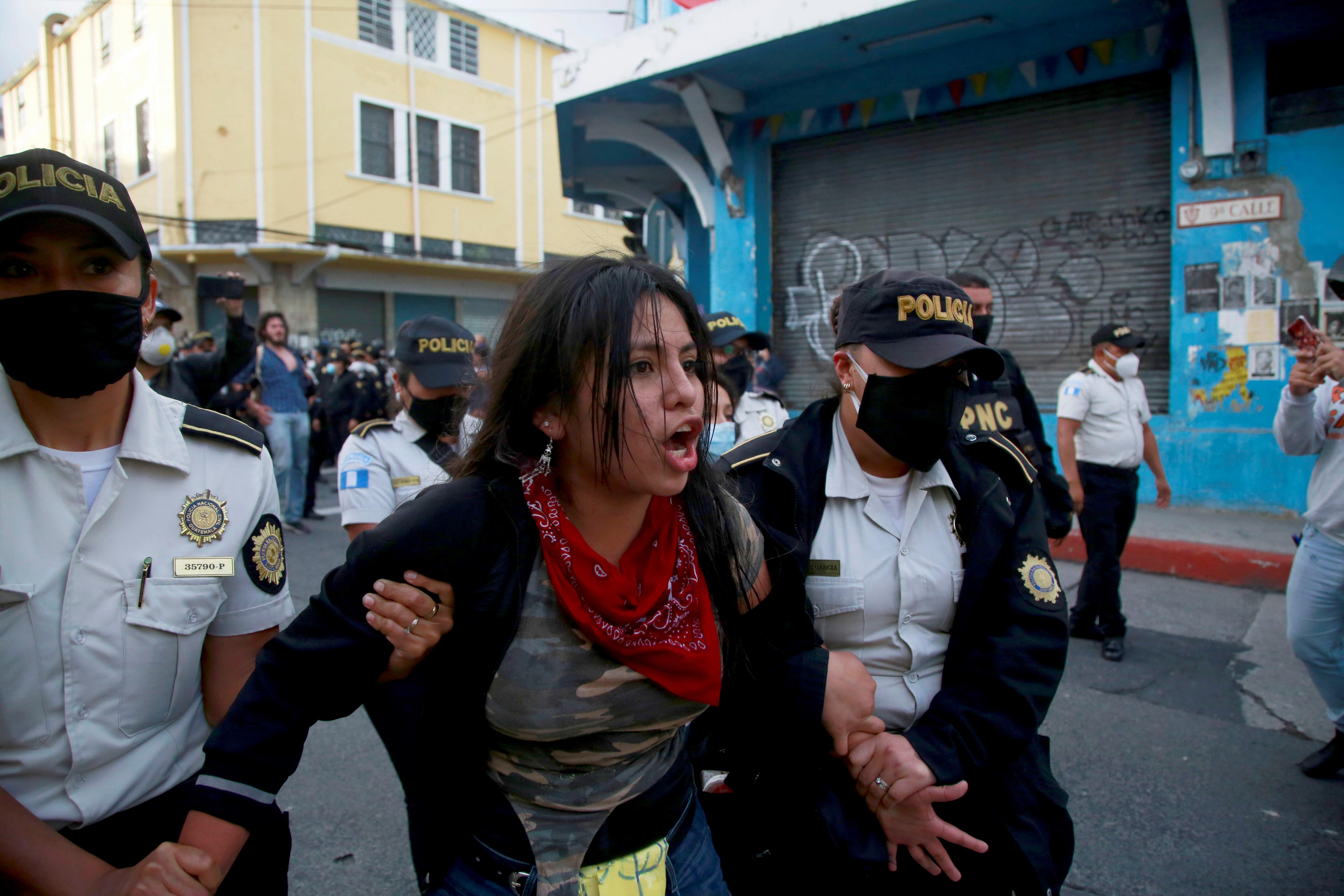 Según varios sectores, los agentes de la PNC se excedieron con el uso de la fuerza durante las protestas del fin de semana recién pasado. (Foto Prensa Libre: EFE)
