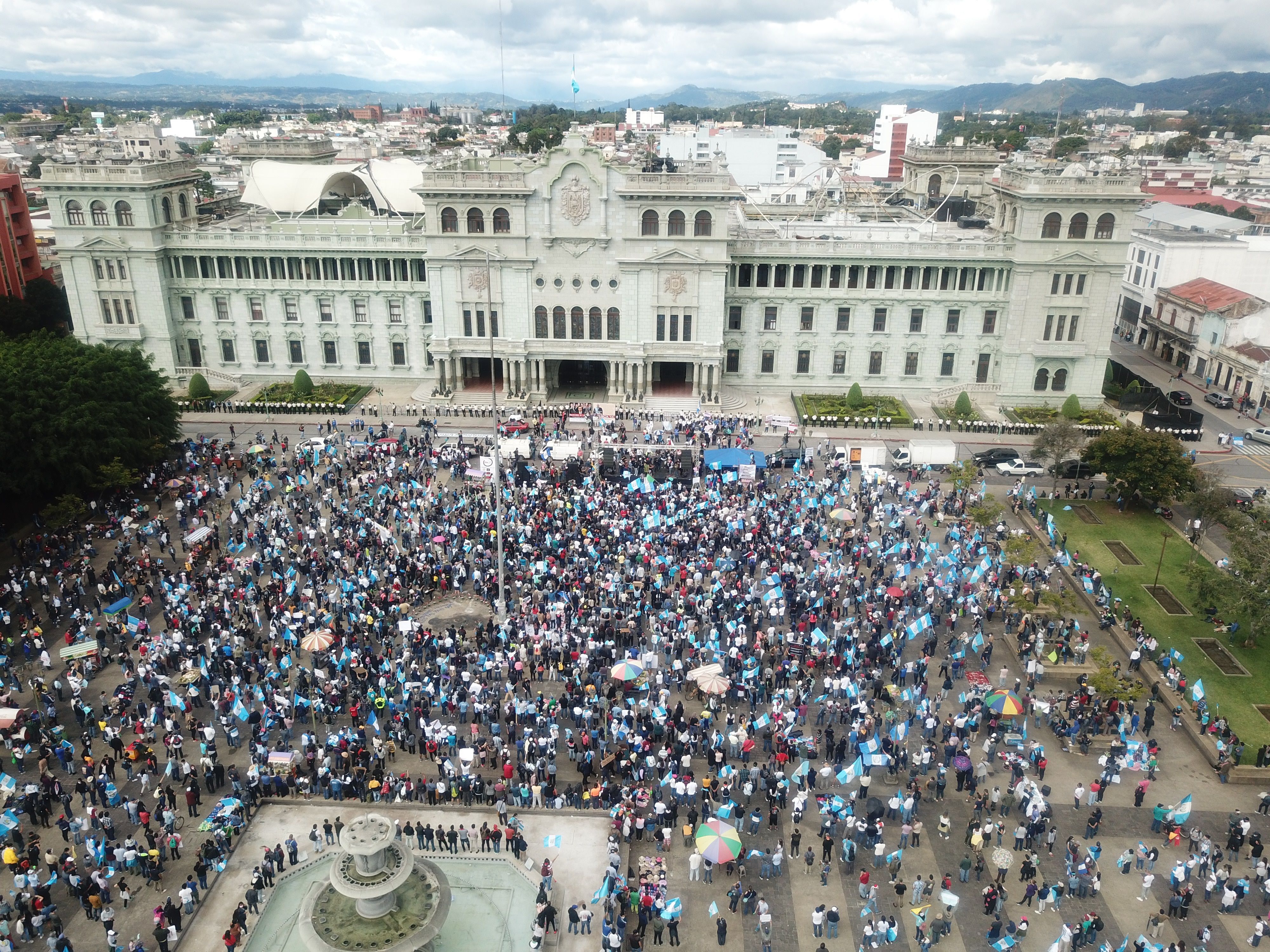Miles de guatemaltecos protestaron este fin de semana contra el gobierno del presidente Alejandro Giammattei y los diputados oficialistas. (Foto Prensa Libre: Efe)