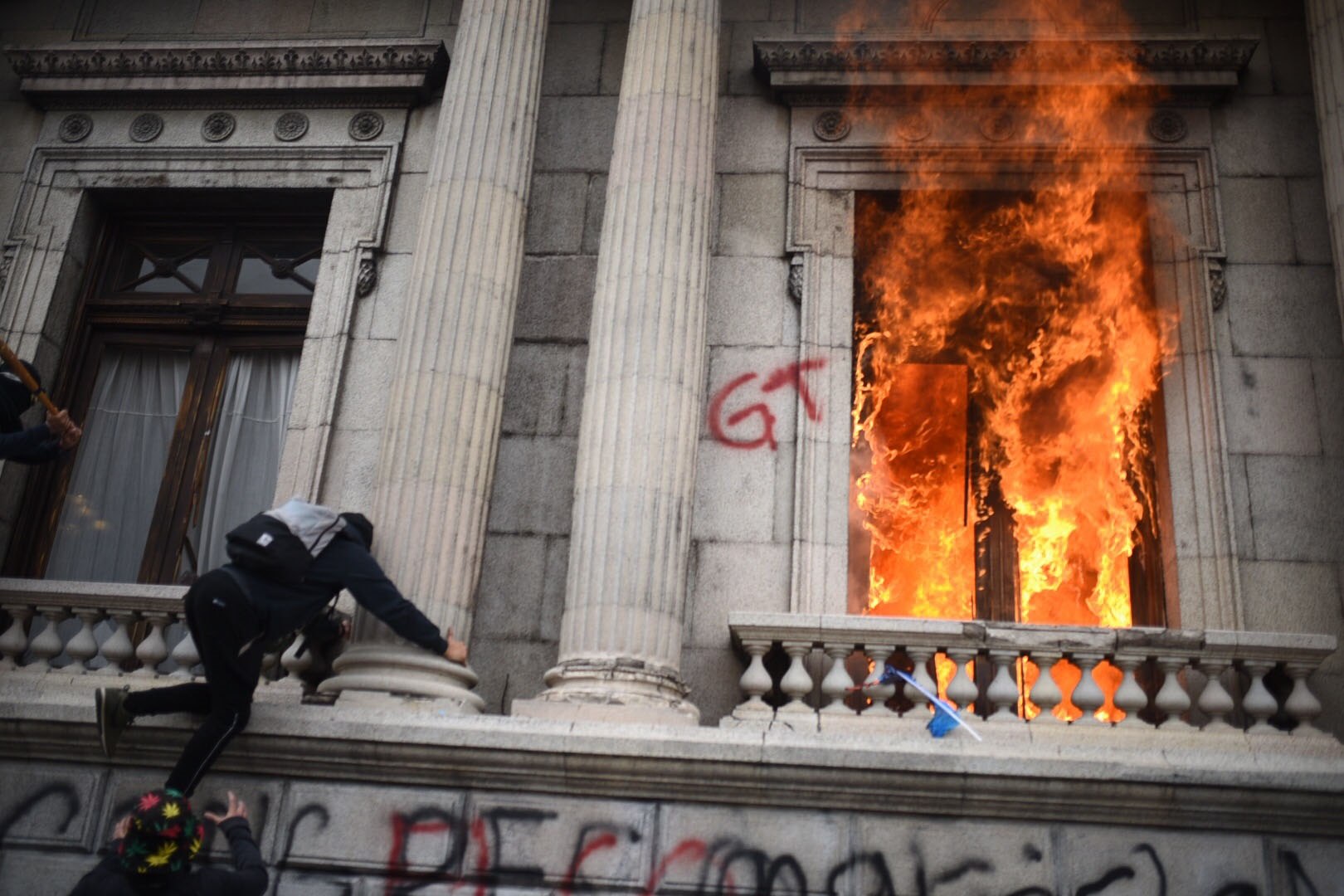 Manifestantes prenden fuego al Congreso de Guatemala el sábado 21 de noviembre. (Foto Prensa Libre: EFE).