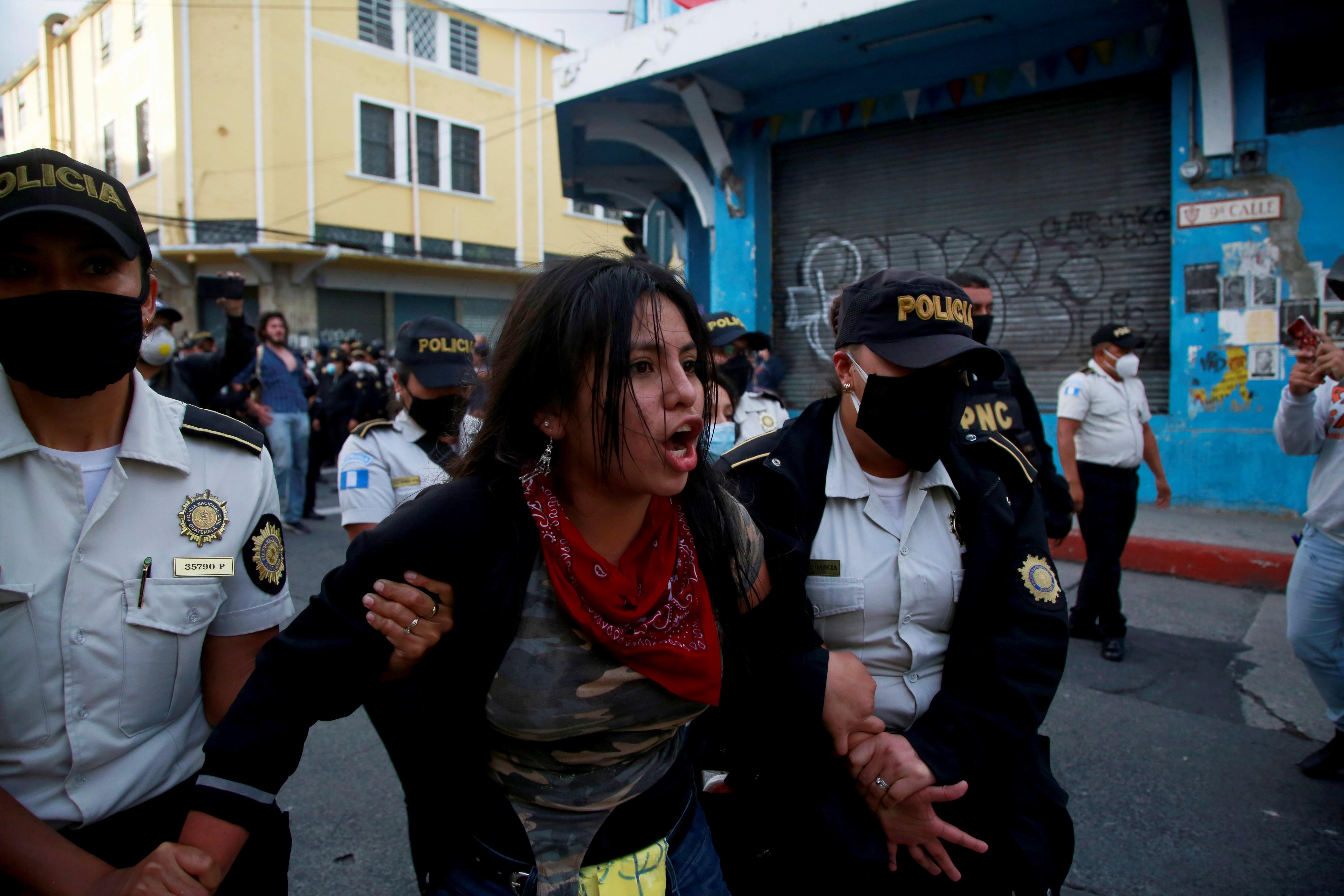 La detención de 43 personas en las manifestaciones del 21 de noviembre deberán ser investigadas por el MP. (Foto Prensa Libre: EFE)