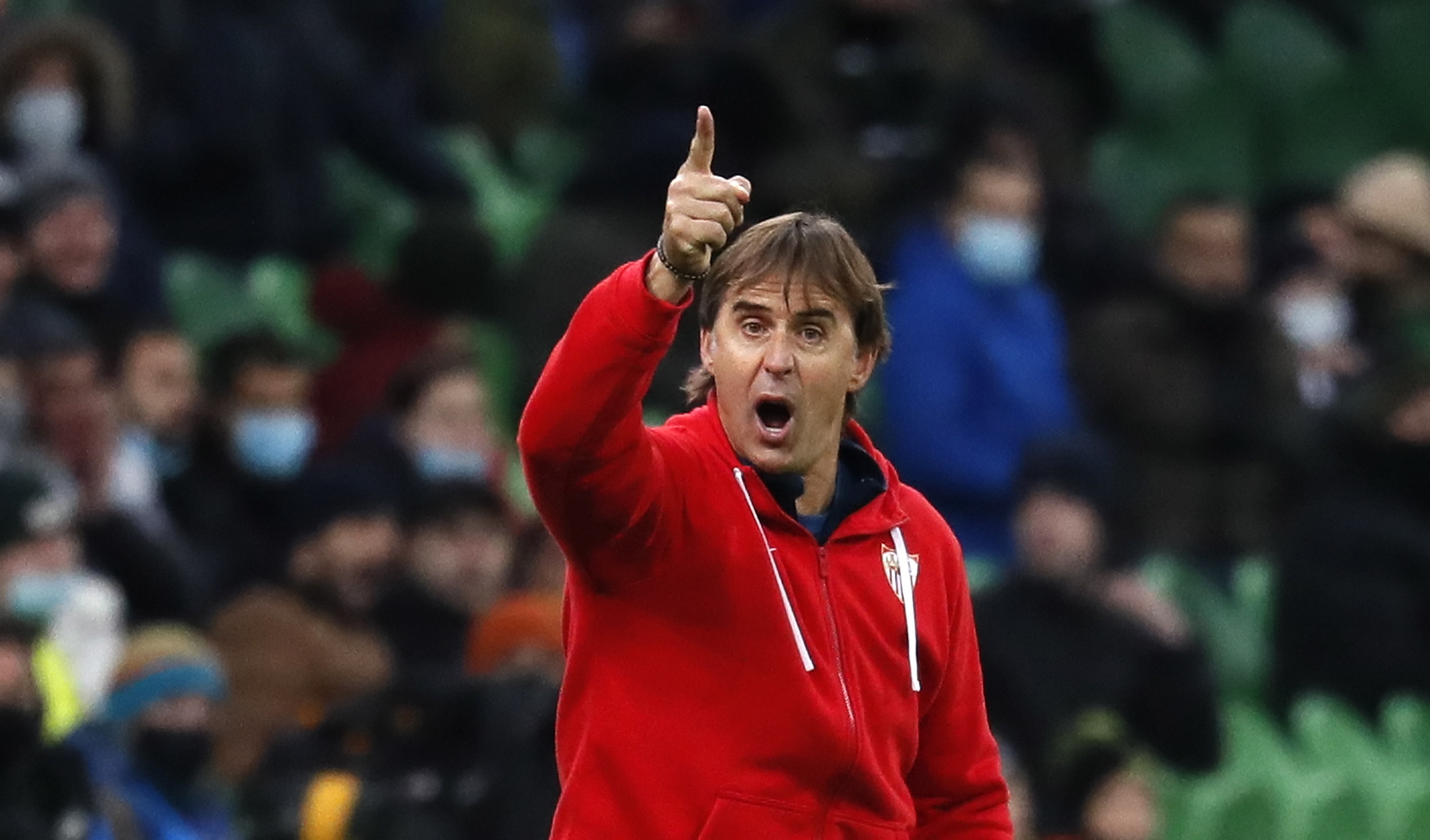 Técnico del Sevilla FC, Julen Lopetegui da indicaciones en el juego contra el Krasnodar ruso. Foto Prensa Libre:  EFE.