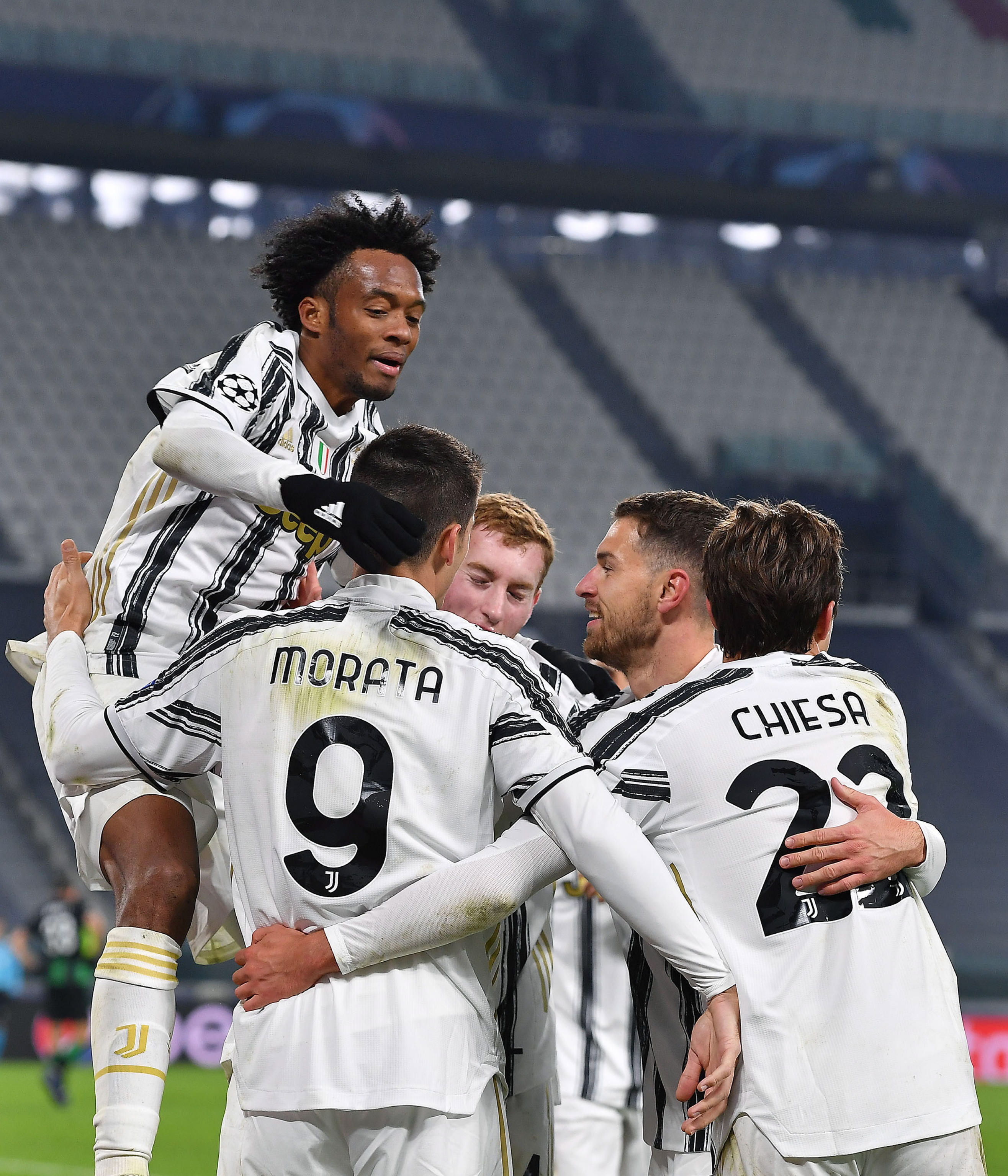 Los jugadores de la Juventus celebran el gol que les dio la victoria en Champions. Foto Prensa Libre: EFE.