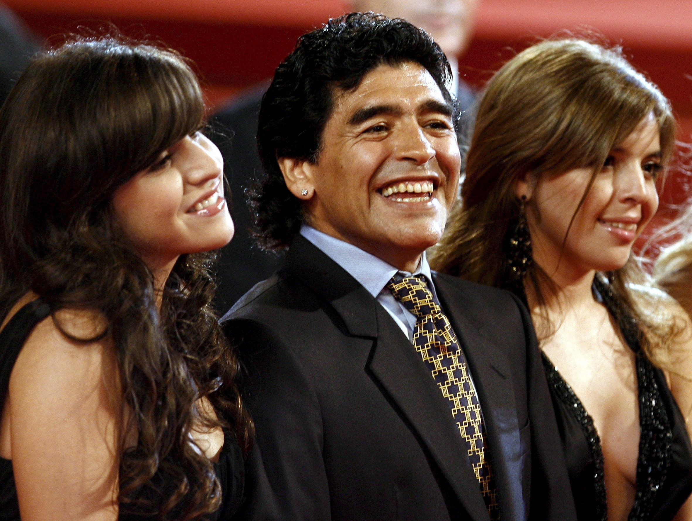 Diego Maradona y sus hijas Dalma (D) and Giannina (L) en  en el festival de cine de Cannes, Francia el 20 de mayo de  2008. (Foto Prensa Libre: HemerotecaPL)