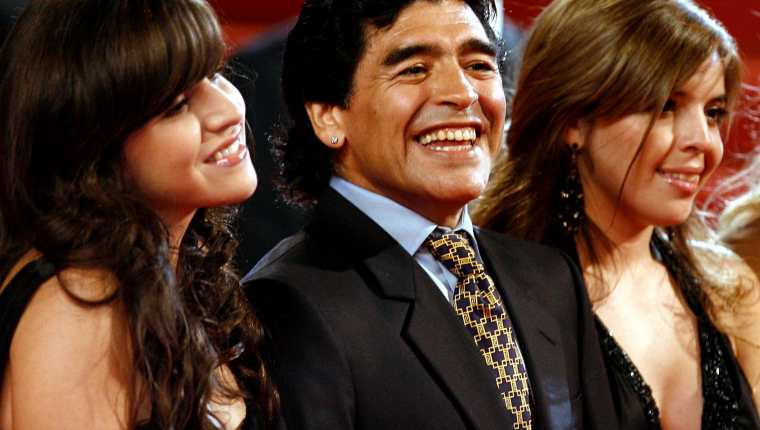 Diego Maradona y sus hijas Dalma (D) and Giannina (L) en  en el festival de cine de Cannes, Francia el 20 de mayo de  2008. (Foto Prensa Libre: HemerotecaPL)