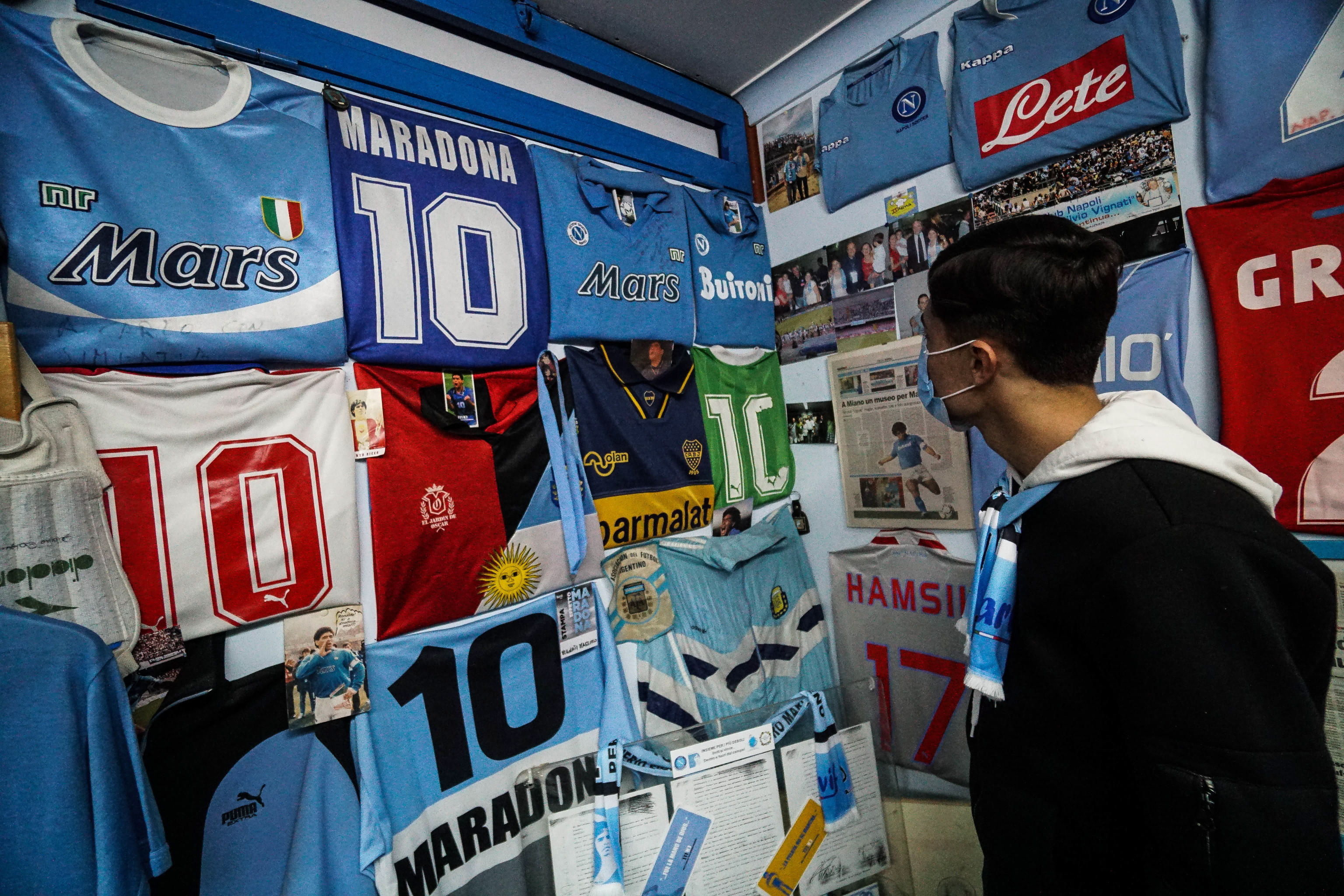 Parte del museo Maradona de la familia Vignati, una de las colecciones de recuerdos deportivos de Diego Armando Maradona más completas del mundo, en Secondigliano, cerca de Nápoles, Italia. Foto Prensa Libre: EFE.