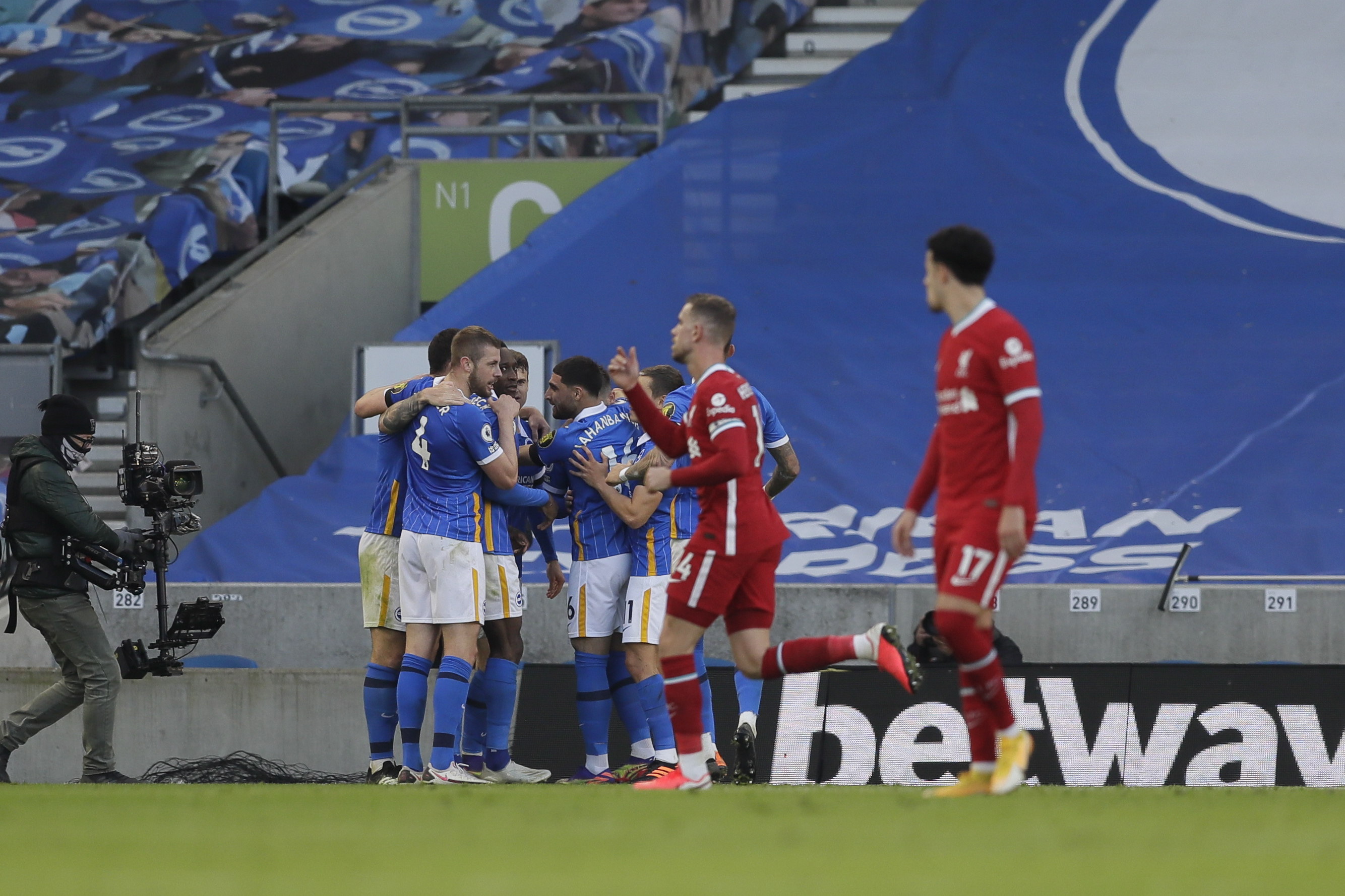 El Liverpool cedió un empate ante el Brighton en un juego marcado por dos goles del Liverpool anulados por el VAR. (Foto Prensa Libre: EFE)