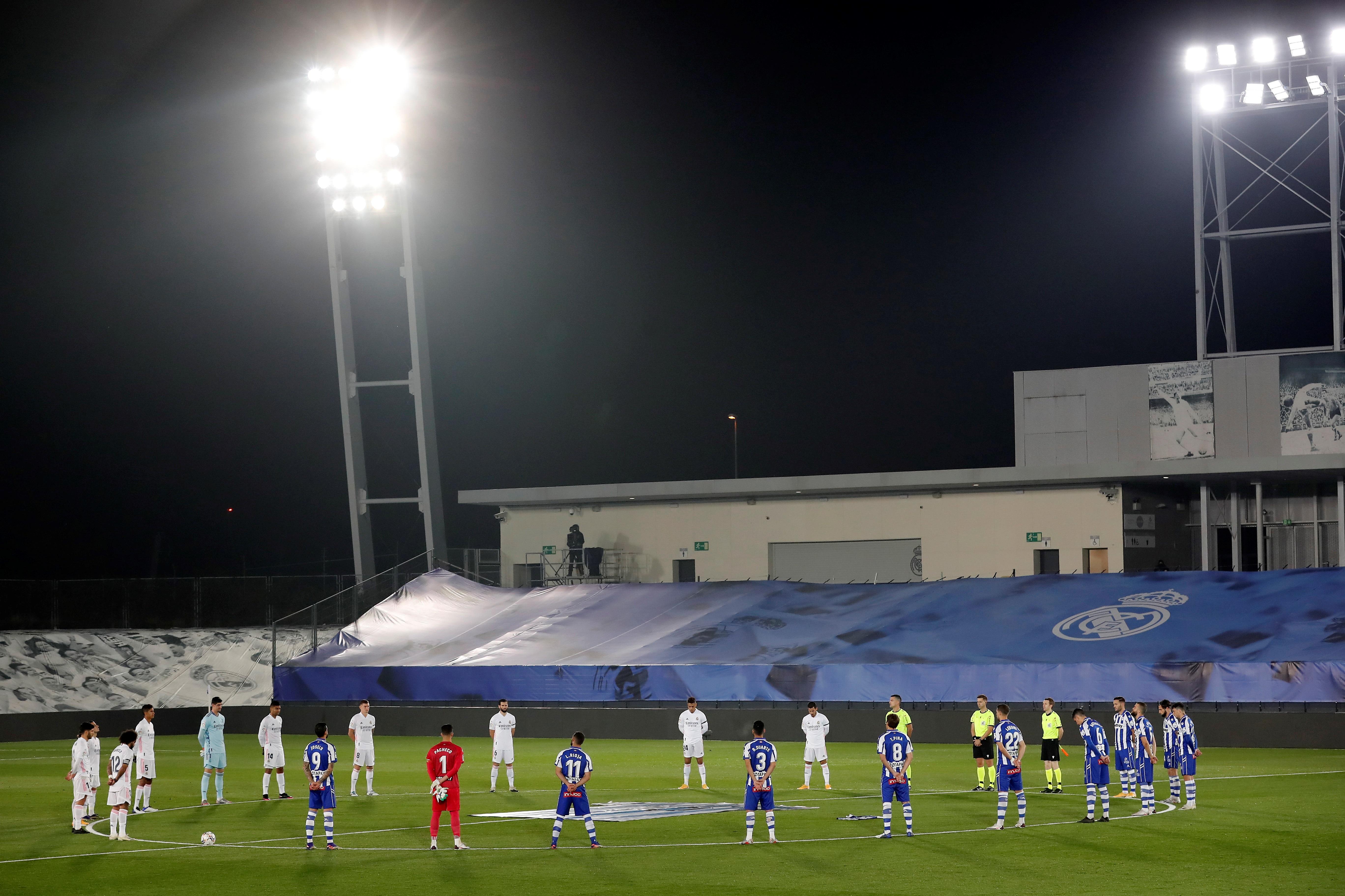 El minuto de silencio previsto por la FIFA en todas las competiciones de fútbol a nivel mundial, incluyó un homenaje en el juego entre el Real Madrid y el Alavés. (Foto Prensa Libre: EFE)