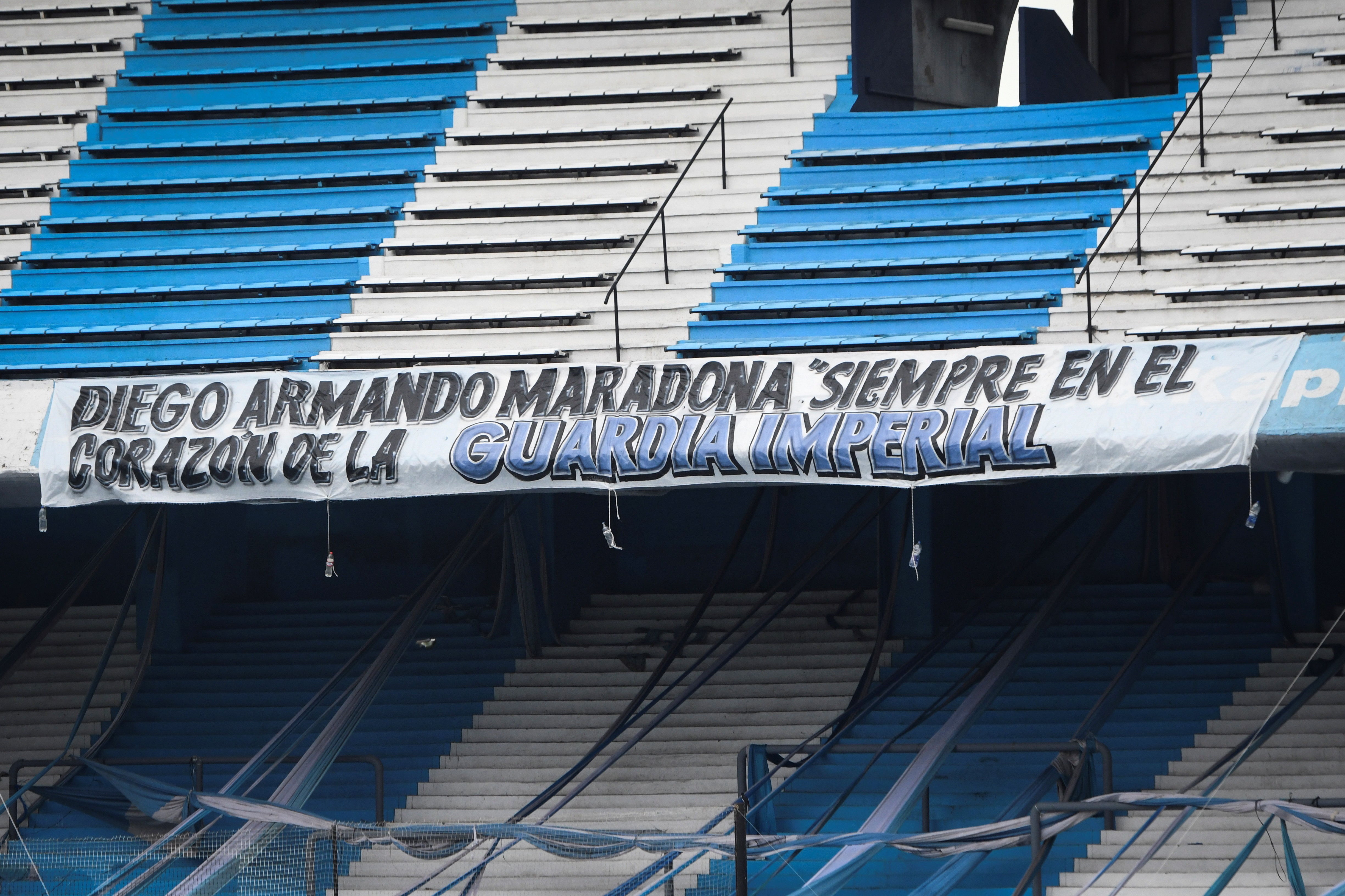 El Racing Club de Argentina rindió un homenaje a Diego Maradona en el que no faltaron los aplausos y el llanto. (Foto Prensa Libre: EFE)