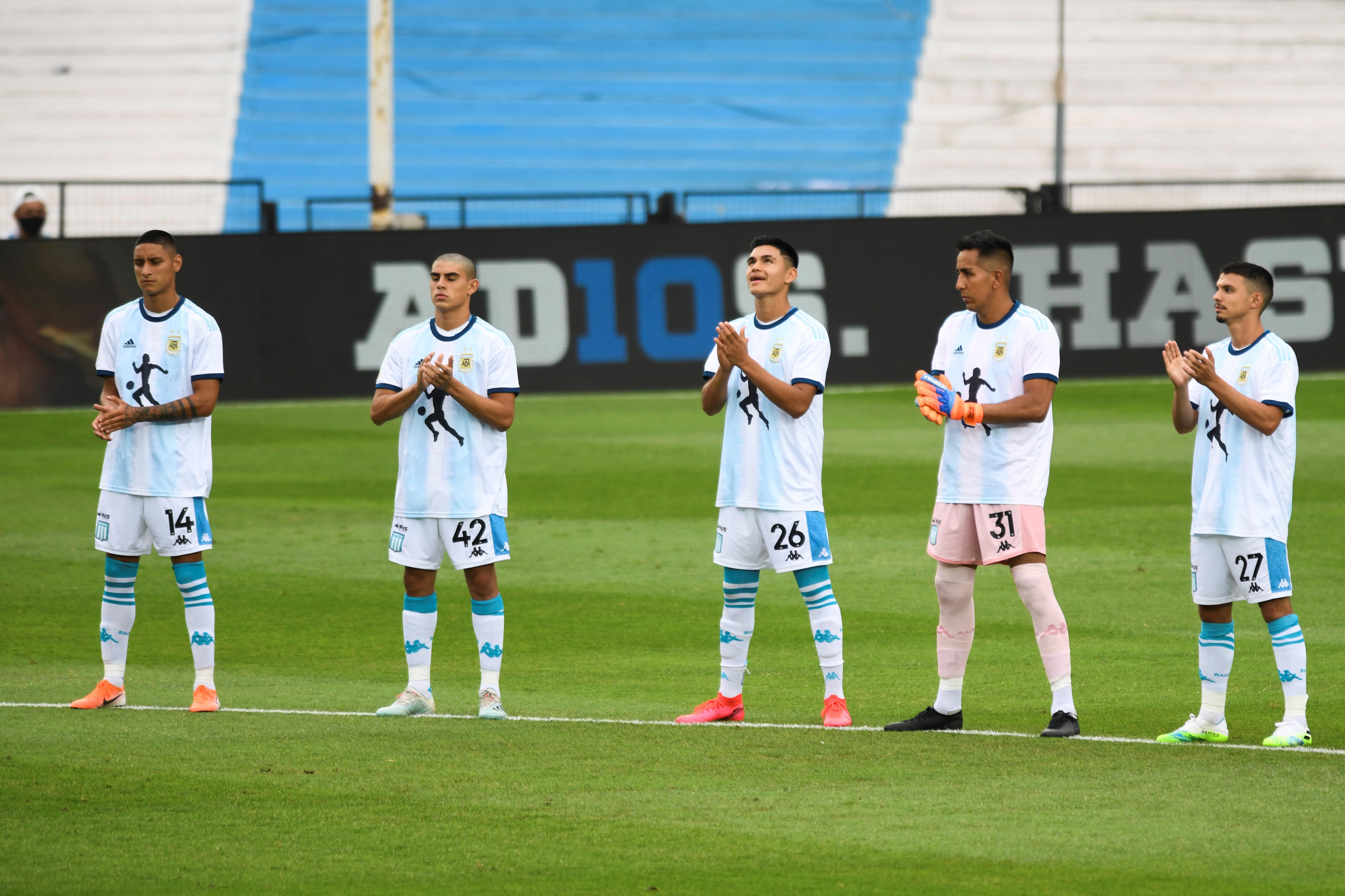 El Racing Club de Avellaneda fue uno de los que rindió homenaje a Diego Maradona este sábado 28 de noviembre. (Foto Prensa Libre: EFE)