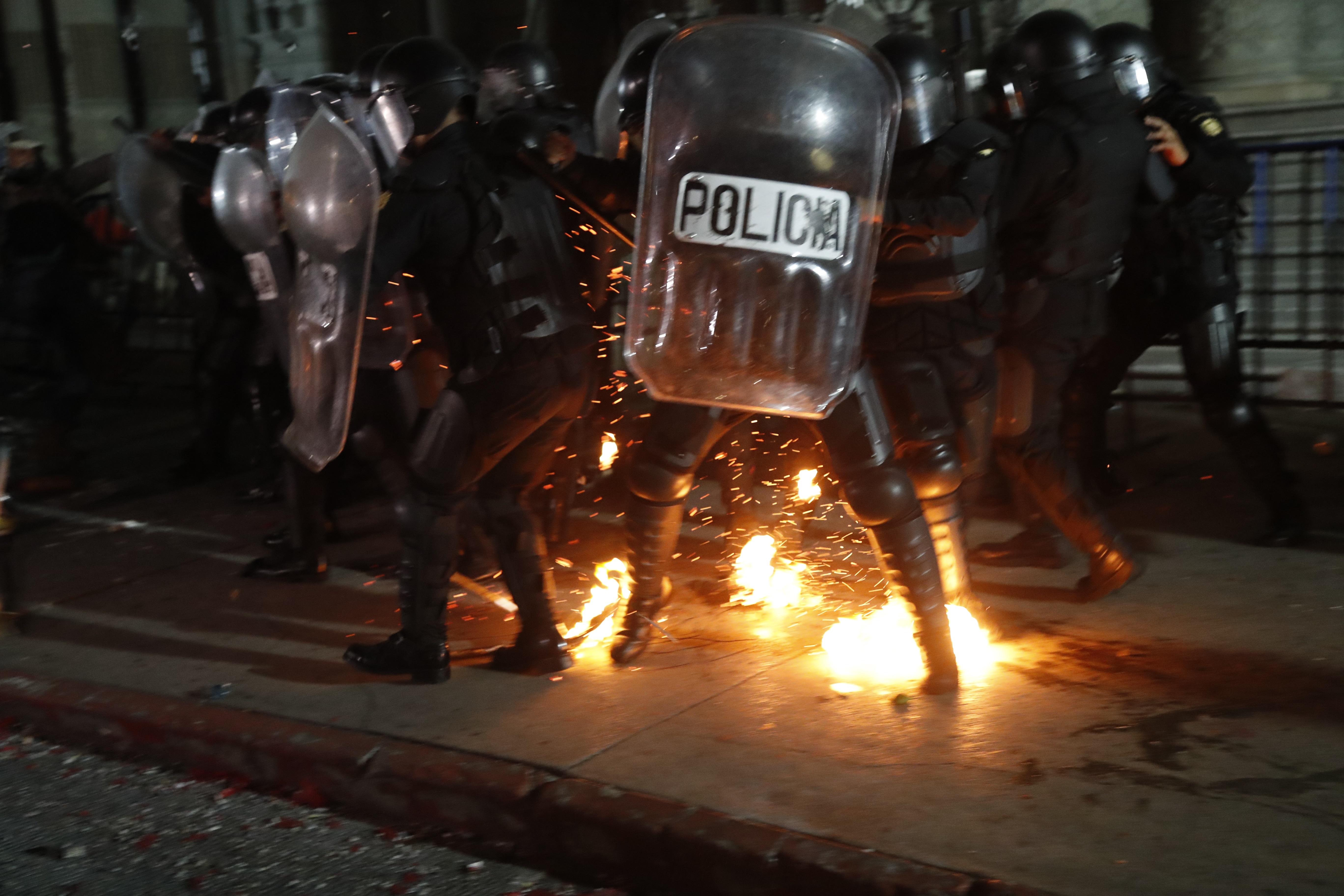 Manifestantes y policía se enfrentan durante una protesta contra el Gobierno y el Congreso el pasado 28 de noviembre. (Foto Prensa Libre: EFE)