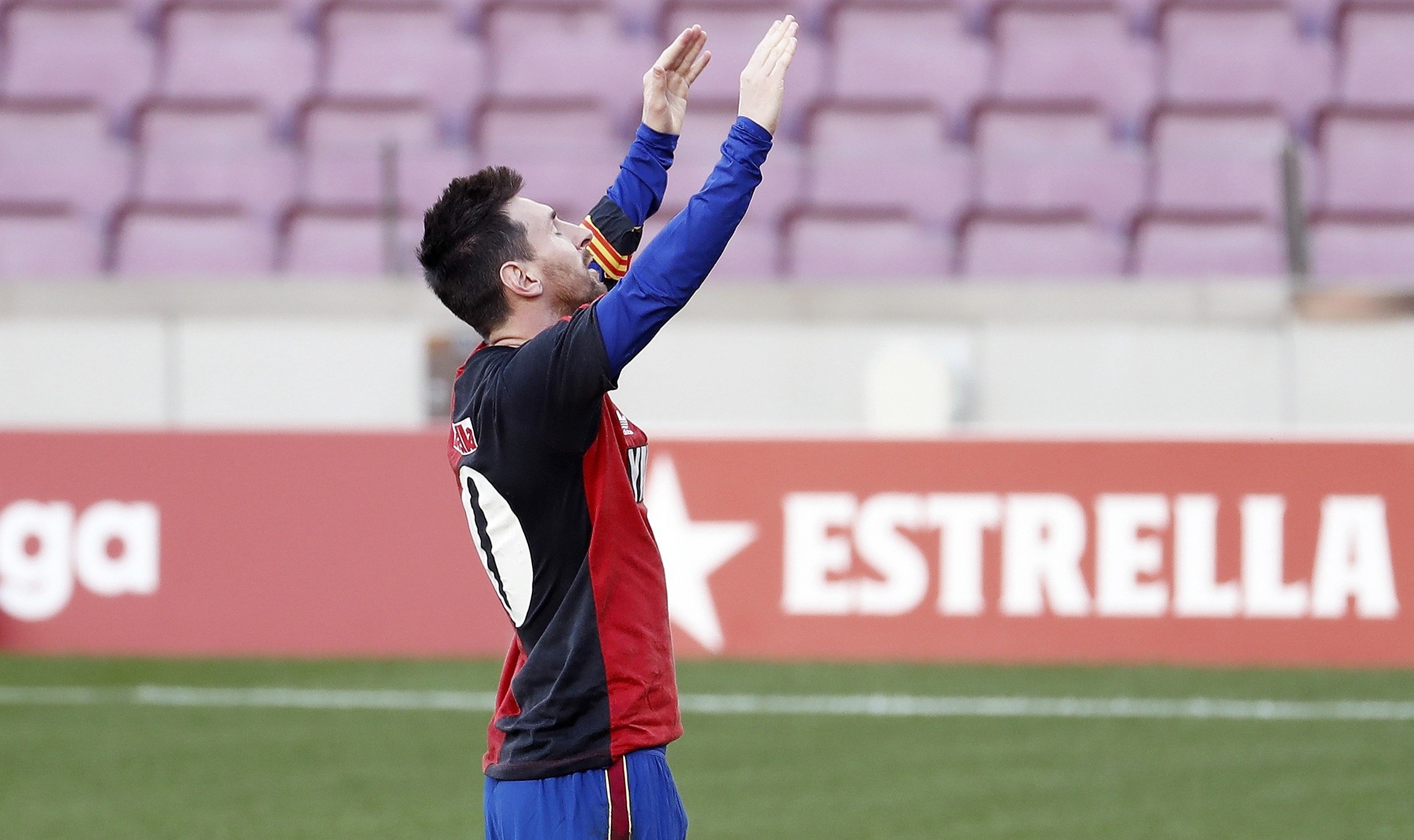 El delantero argentino del FC Barcelona Lionel Messi, celebró su gol, el cuarto de su equipo, vistiendo la camiseta del equipo argentino del Newell's Old Boys, en homenaje al recién fallecido Diego Armando Maradona, durante el partido de la Liga de fútbol en el Nou Camp contra el C.A Osasuna. (Foto Prensa Libre: EFE)