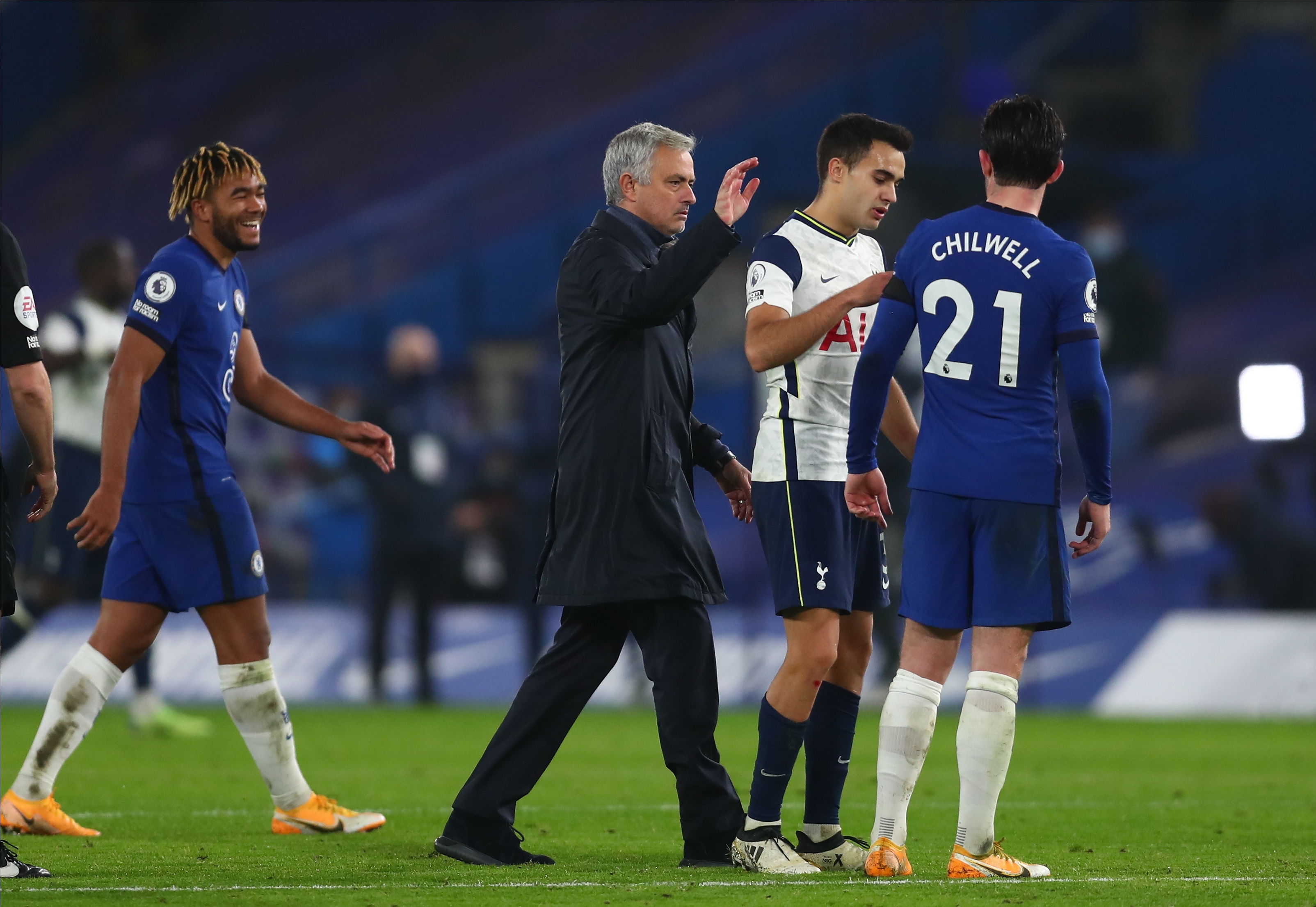 Un empate a cero ante el Chelsea le permite al Tottenham de Morinho liderar la tabla de clasificación de la Premier League. (Foto Prensa Libre: EFE)