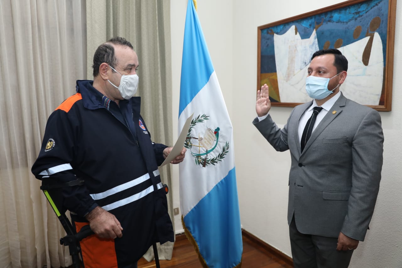 Presidente Giammattei (Izq.) juramenta a Gendri Reyes. (Foto: Presidencia)