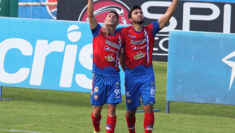 Israel Silva y Wilber Pérez celebran una de las tres anotaciones con que le ganaron a Comunicaciones. Foto Prensa Libre: Cortesía Club Xelajú MC.