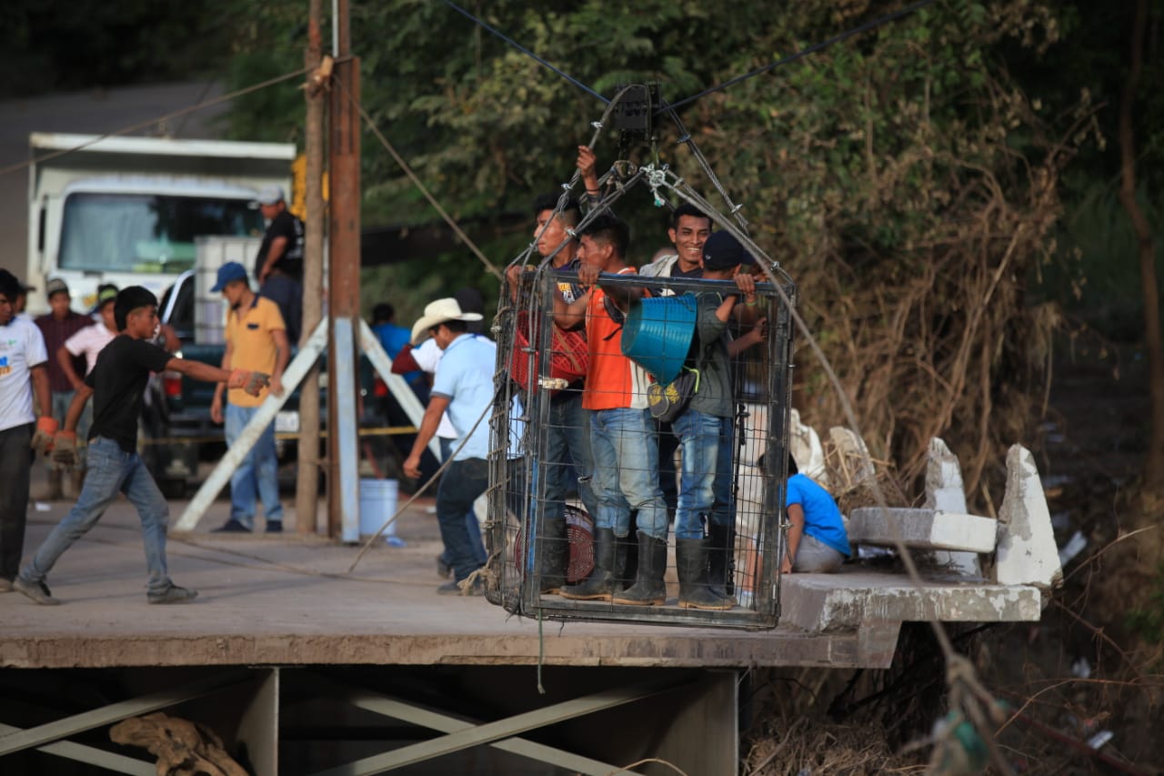 La única forma de cruzar el río Jupilingo es a bordo de una canasta metálica que instaló la municipalidad de Camotán. (Foto Prensa Libre: Byron García)