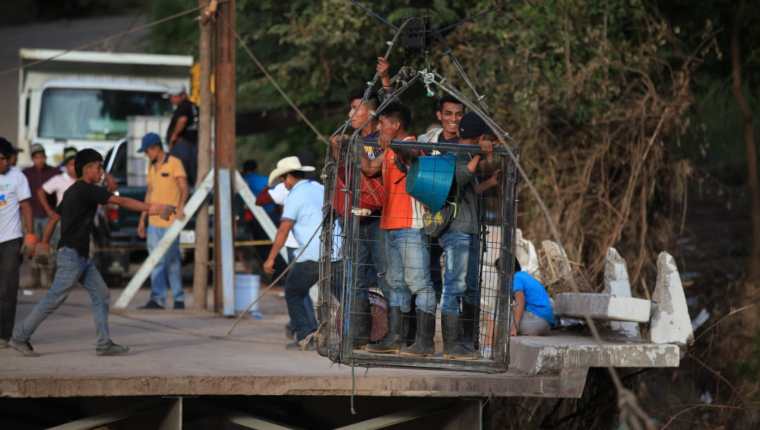 La única forma de cruzar el río Jupilingo es a bordo de una canasta metálica que instaló la municipalidad de Camotán. (Foto Prensa Libre: Byron García)