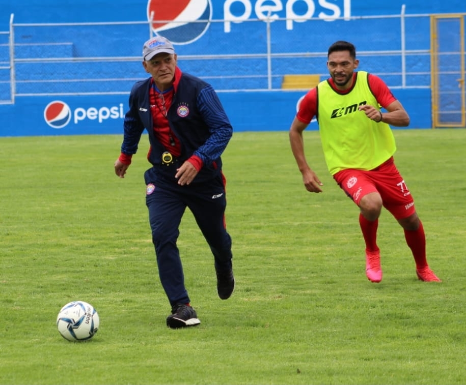 El técnico de Xelajú, Walter Claverí, corre con balón dominado en la práctica de este lunes en el estadio Mario Camposeco. Foto Prensa Libre: Club Xelajú MC. 