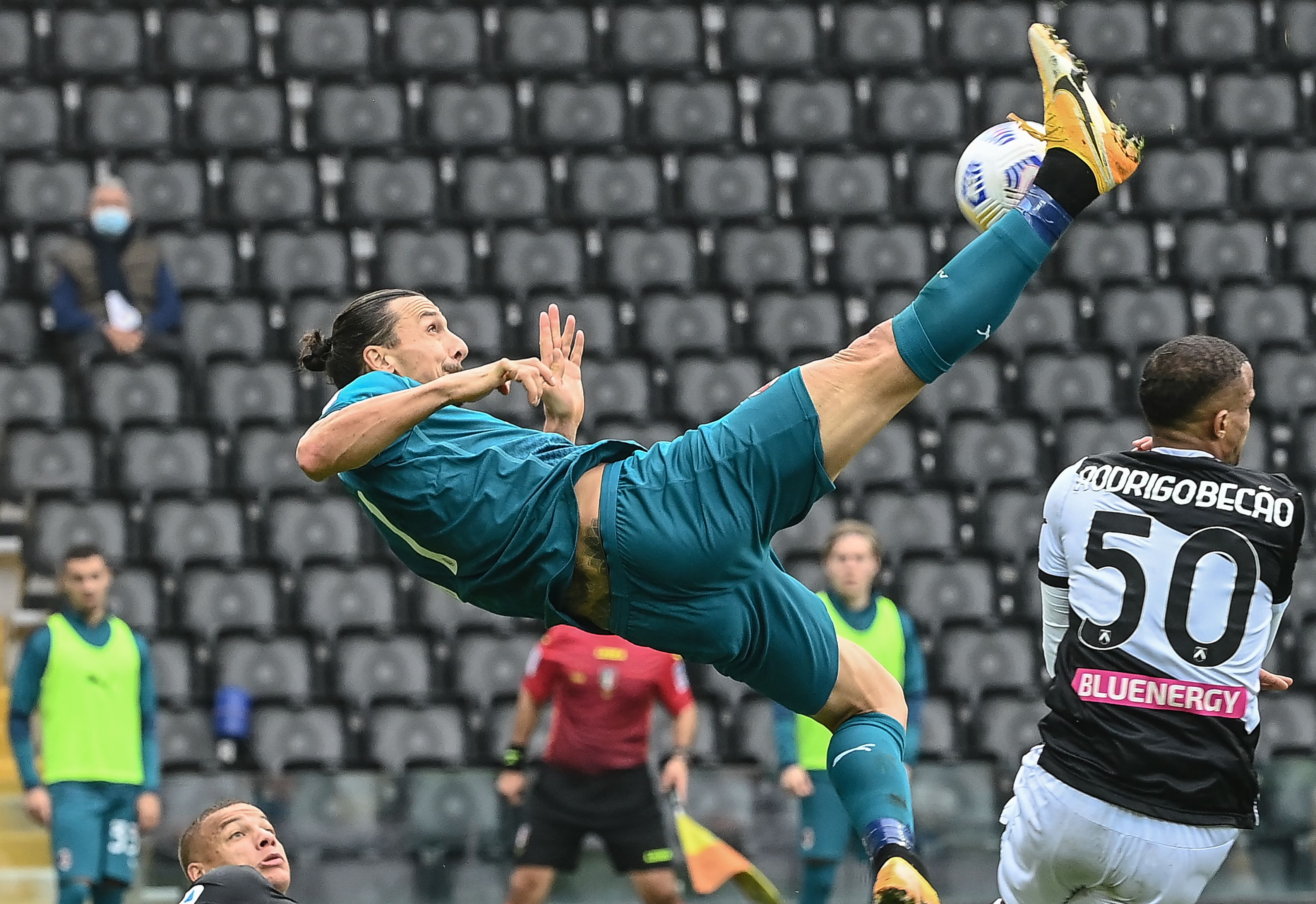 Zlatan Ibrahimovic rescató un triunfo para el AC Milan con un gol acrobático. (Foto Prensa Libre: AFP)