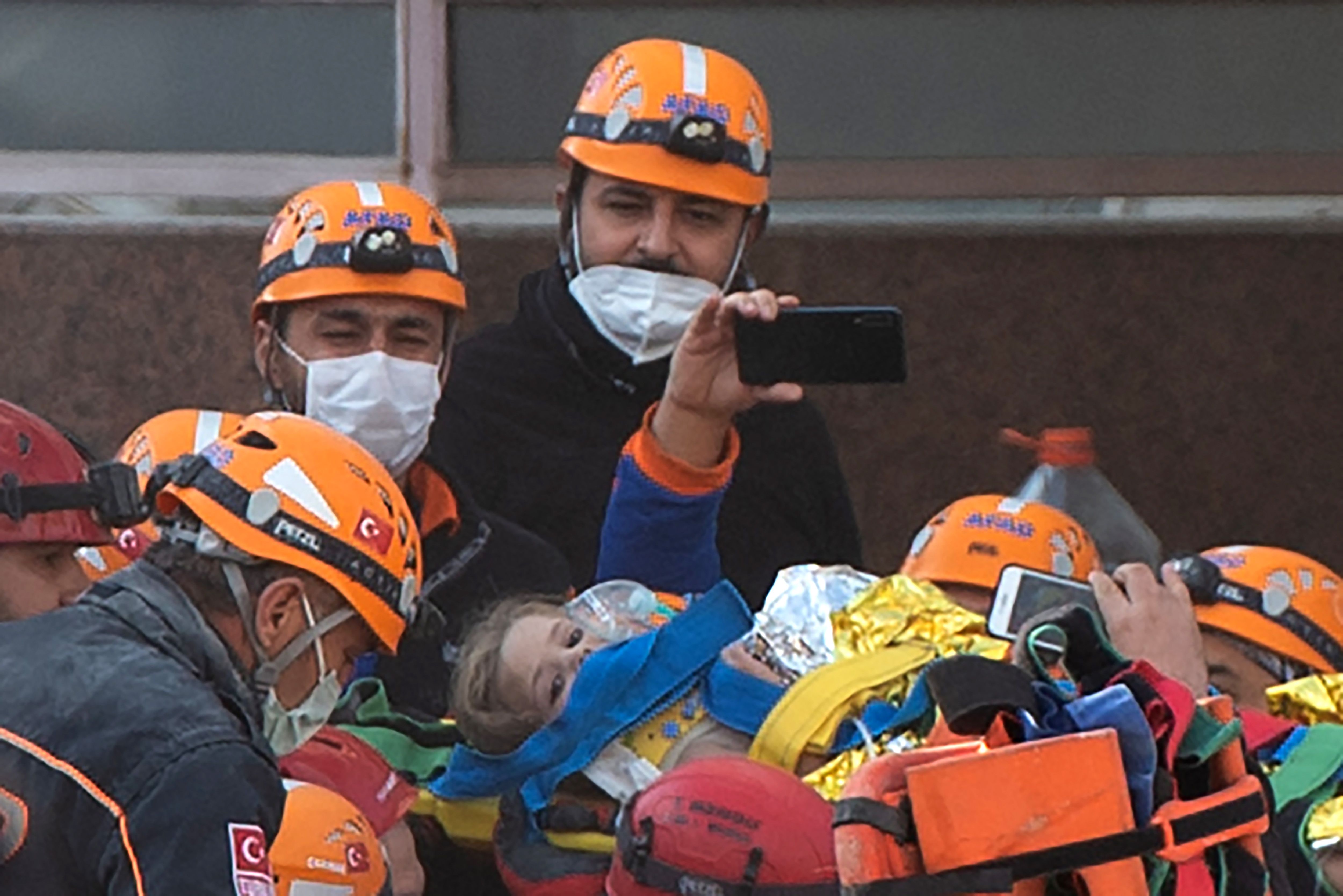 Rescatistas cargan a la niña de 4 años Ayda Gezgin, rescatada entre los escombros del terremoto de Turquía. (Foto Prensa Libre: AFP)