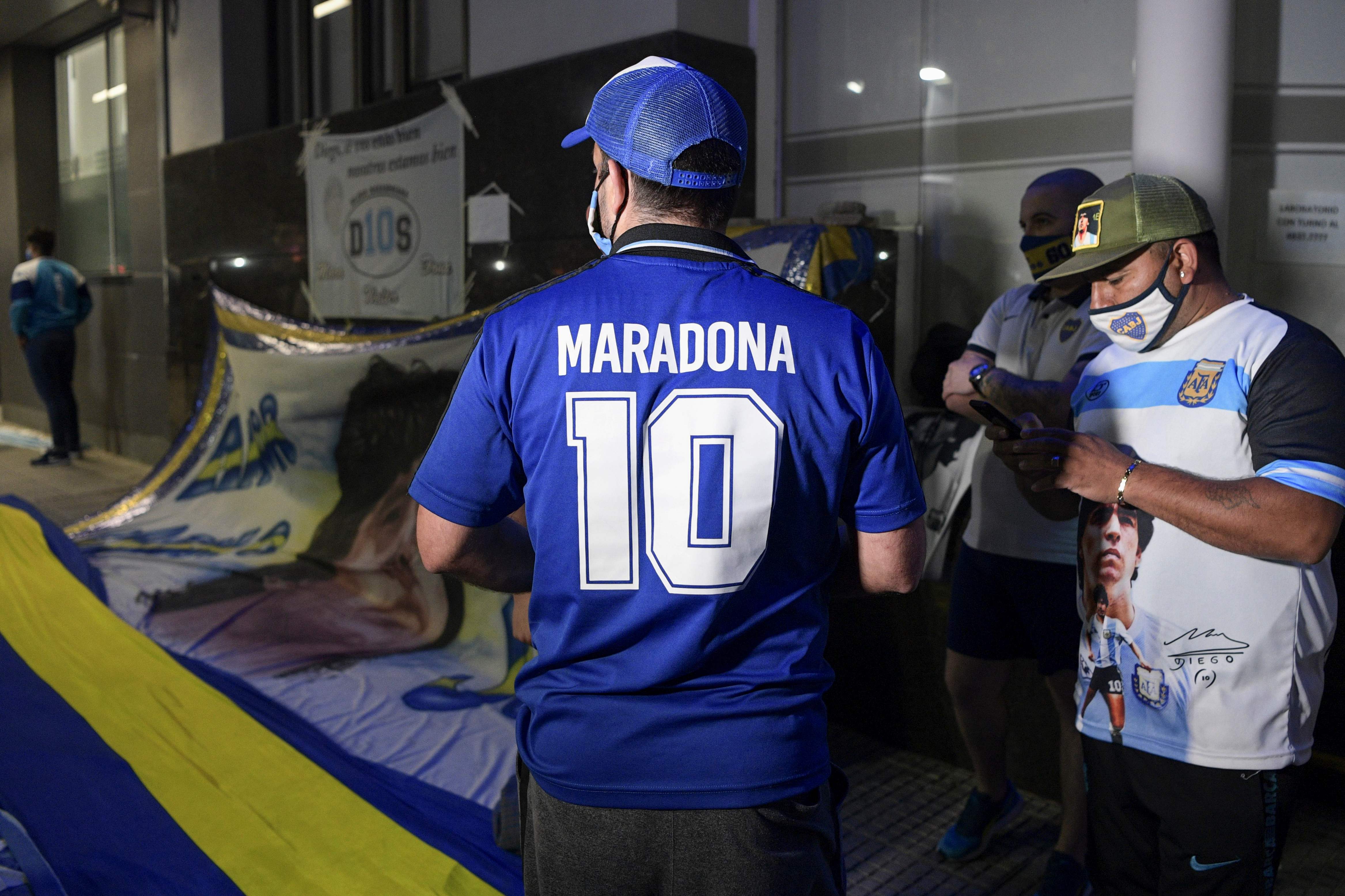 Fanáticos animan a Maradona afuera del hospital donde fue operado. (Foto Prensa Libre: AFP)