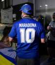Fanáticos animan a Maradona afuera del hospital donde fue operado. (Foto Prensa Libre: AFP)