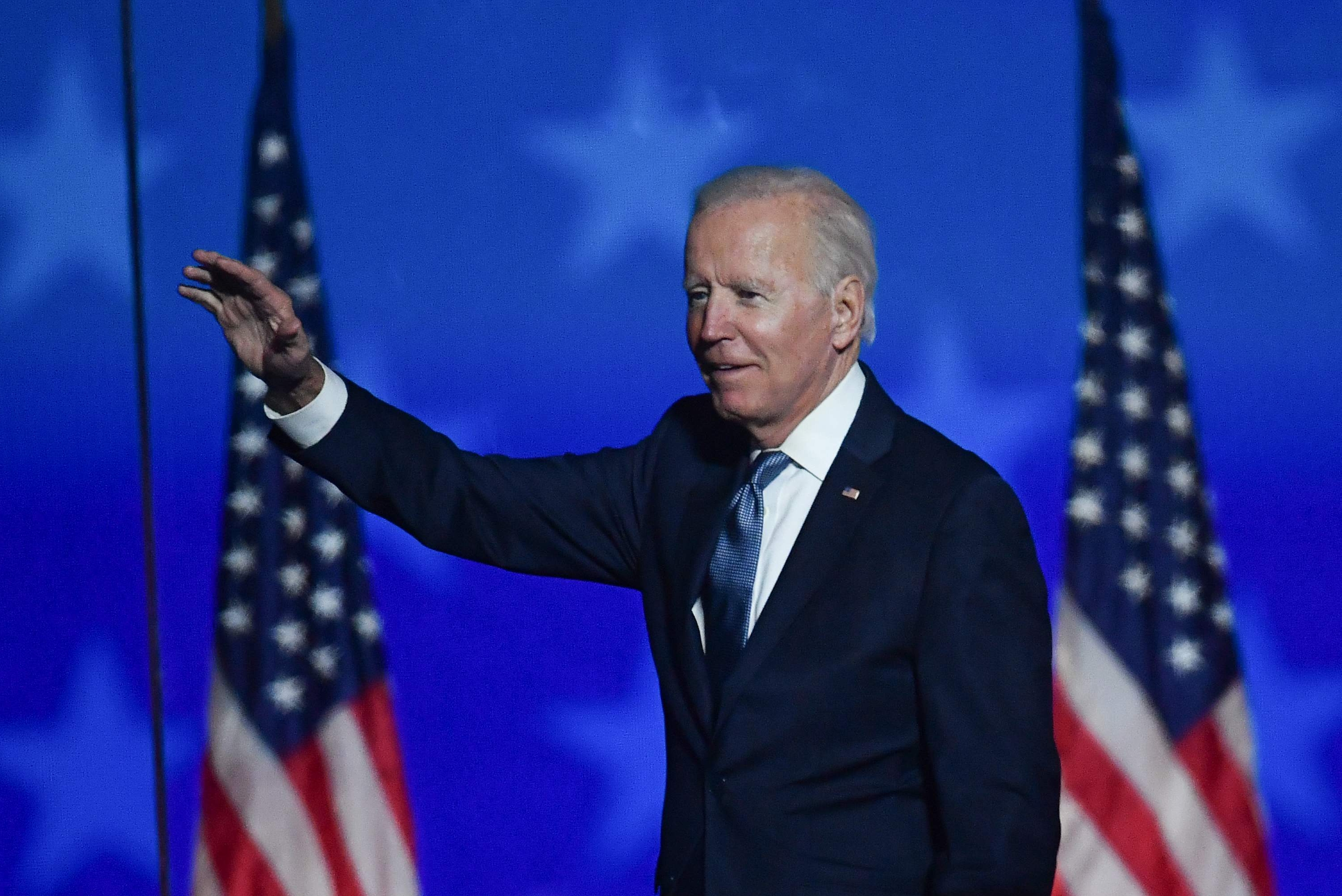 Joe Biden se presenta en Wilmington, Delaware, para un discurso con motivo de la reñida elección presidencial. (Foto Prensa Libre: AFP)