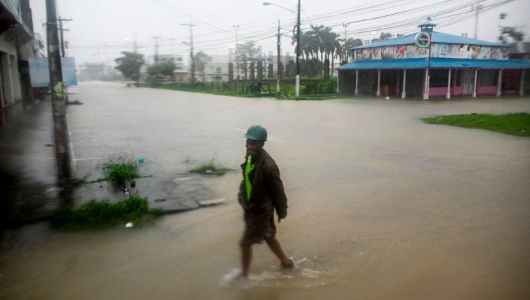 Daños causados por Eta en Puerto Barrios, Izabal. (Foto Prensa Libre: AFP)