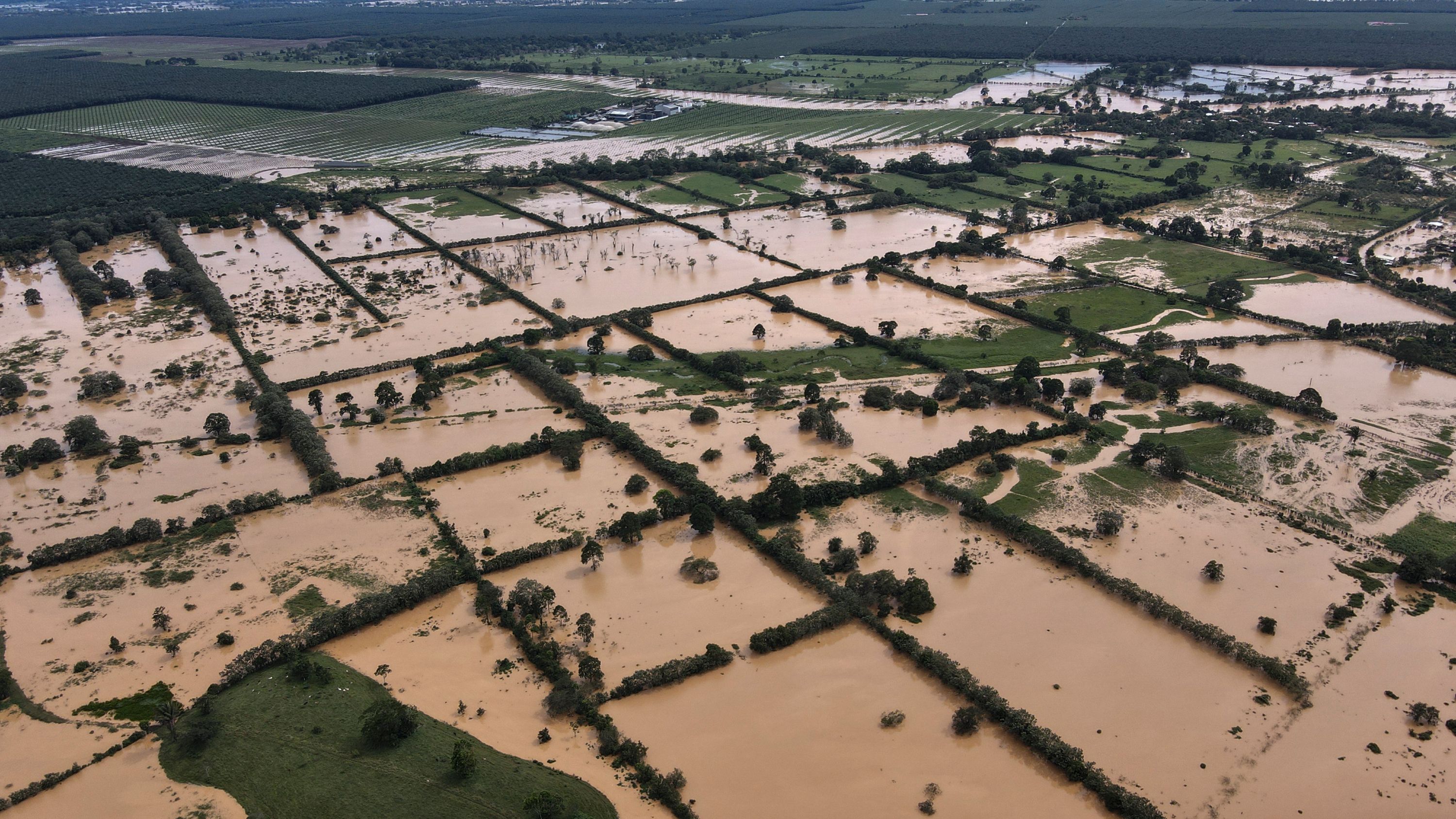 Vista aérea de inundaciones en  Machaca, Puerto Barrios, Izabal, este 5 de noviembre a causa de la depresión Eta. (Foto Prensa Libre: AFP)