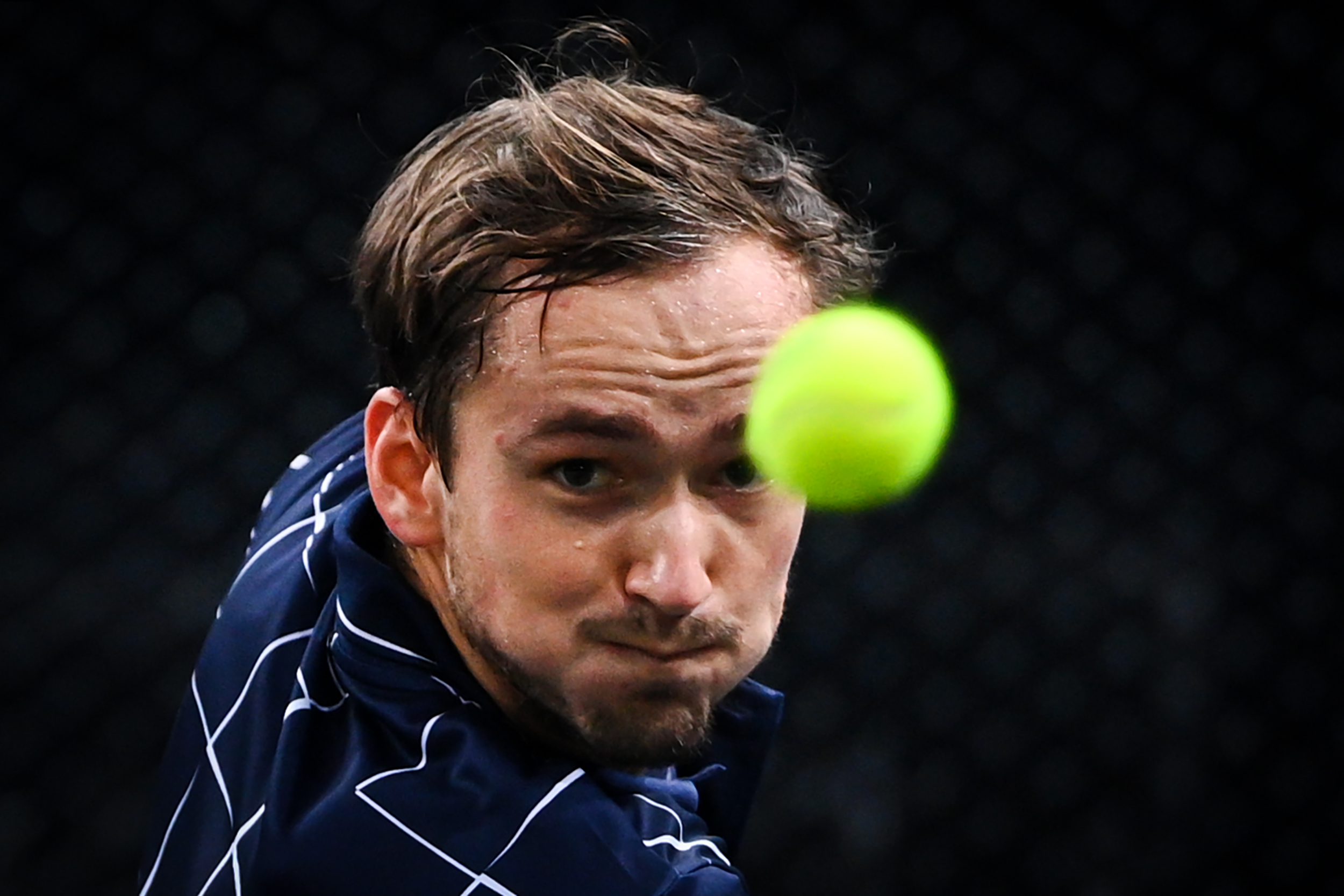 El tenista ruso Daniil Medvedev, actual número 5 del mundo, avanzó a la final del Masters 1000 de París. (Foto Prensa Libre: AFP)