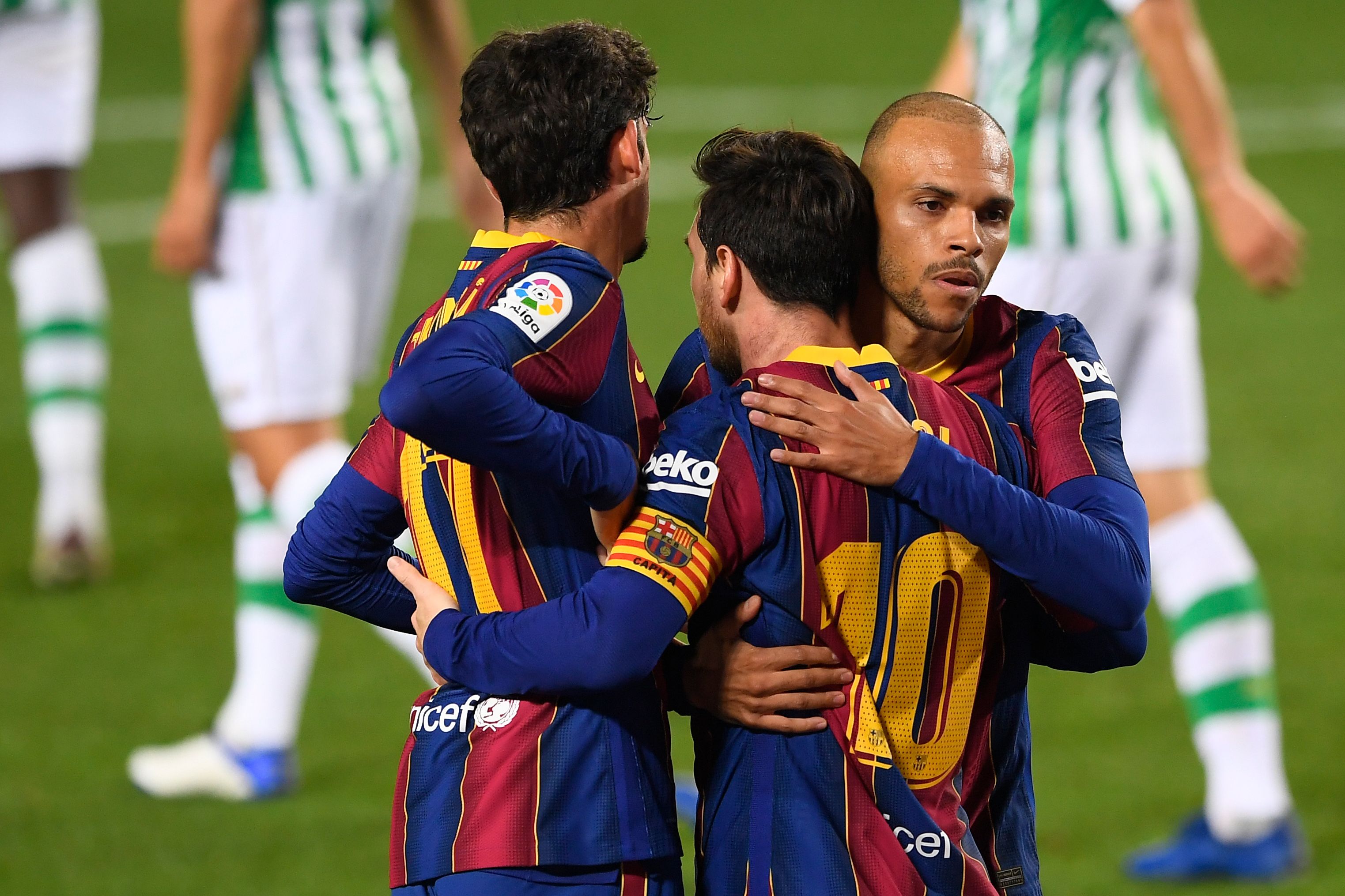 Lionel Messi fue suplente y entró al terreno de juego en el segundo tiempo, el cual aprovechó para anotar un doblete ante el Betis. (Foto Prensa libre: AFP)
