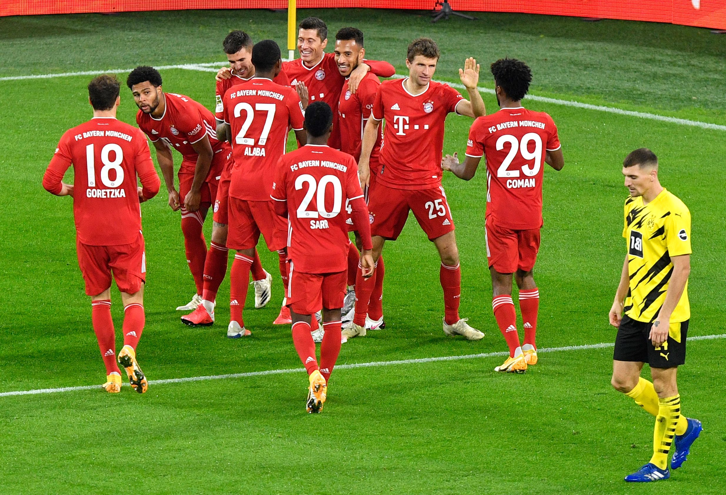 El Bayern Munich vino de atrás y remontó el marcador para quedarse con la victoria de visita ante el Borussia Dortmund. Lewandowski fue uno de los anotadores. (Foto Prensa Libre: AFP)
