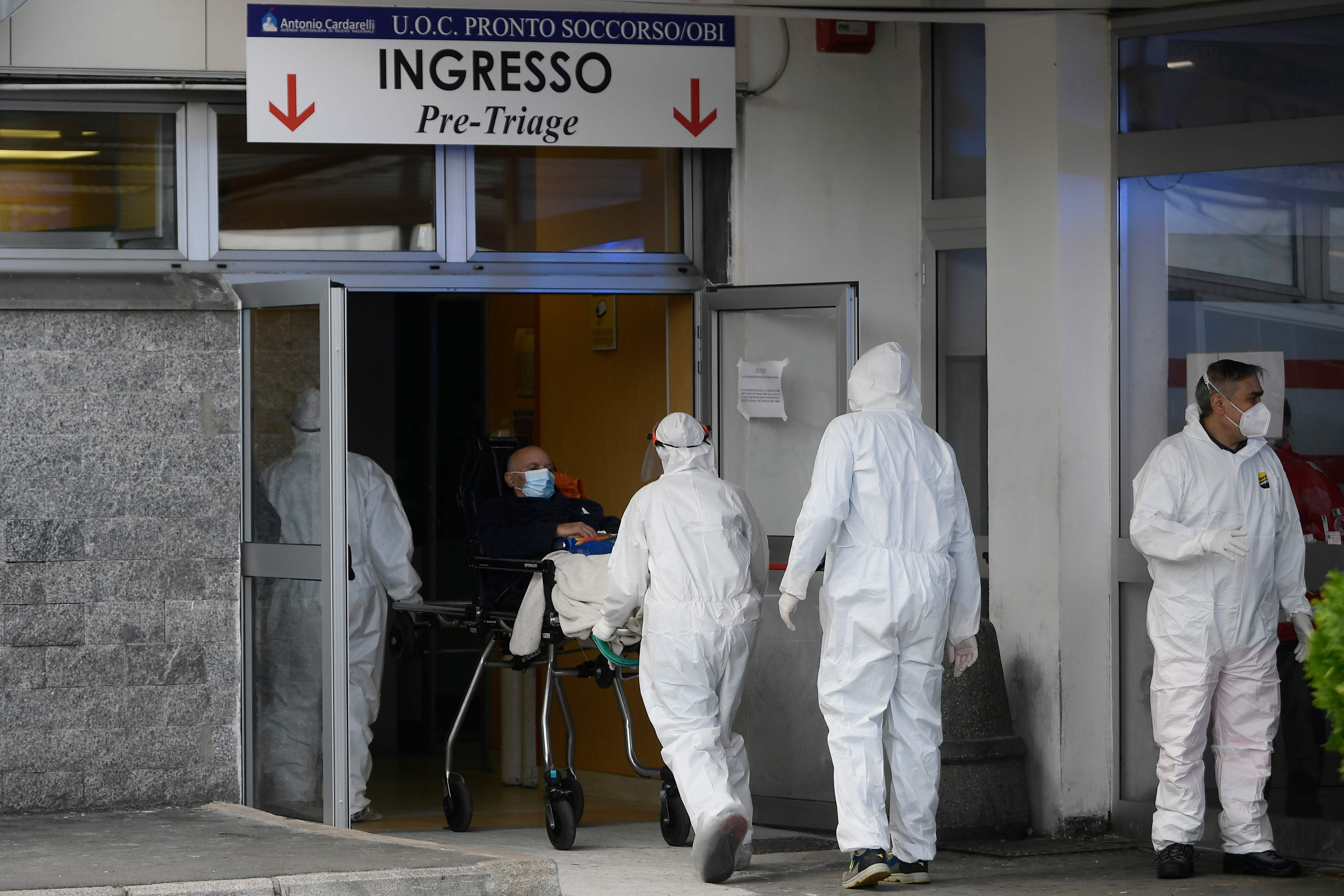 Hospital de Nápoles se encuentra al borde del colapso. (Foto Prensa Libre: AFP)