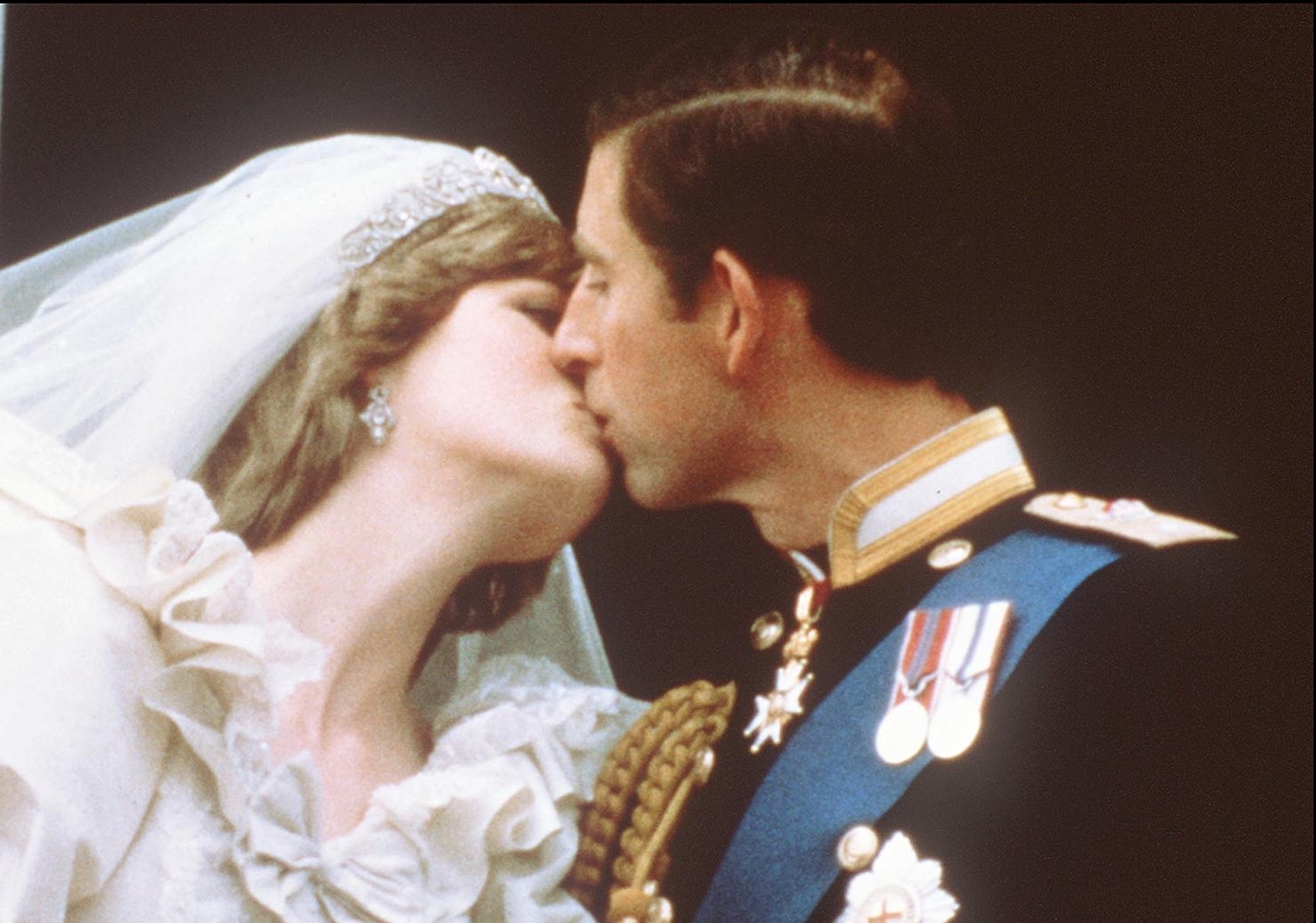 Lady Di y el príncipe Carlos en el balcón del palacio de Buckingham luego de la boda real en 1981.  Foto: Hemeroteca PL