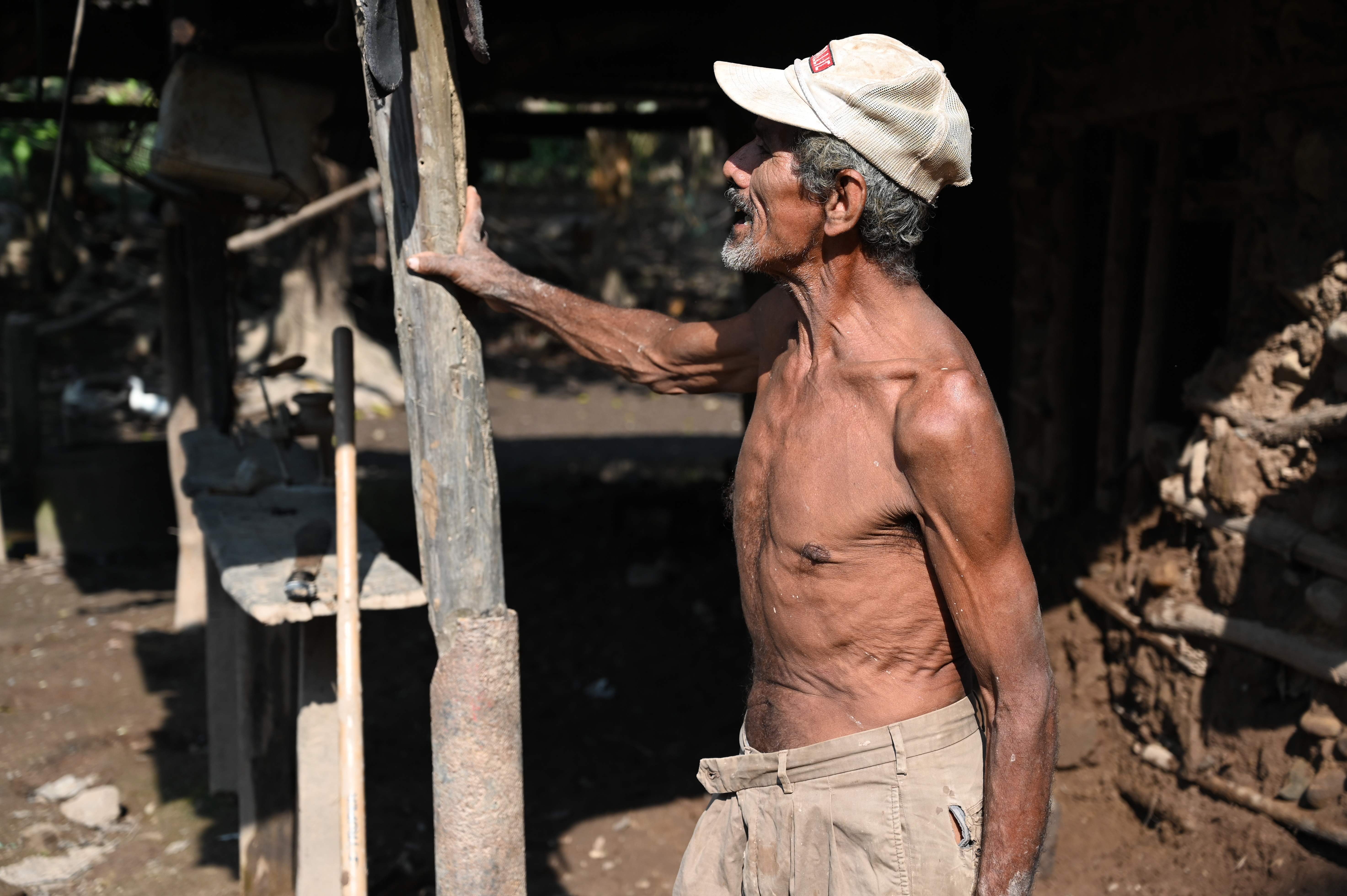 Orlando Chavez, de 74 años, muestra su casa que fue destruida por el huracán Eta. Centroamérica espera en los próximos días el azote de Iota. (Foto Prensa Libre: AFP)
