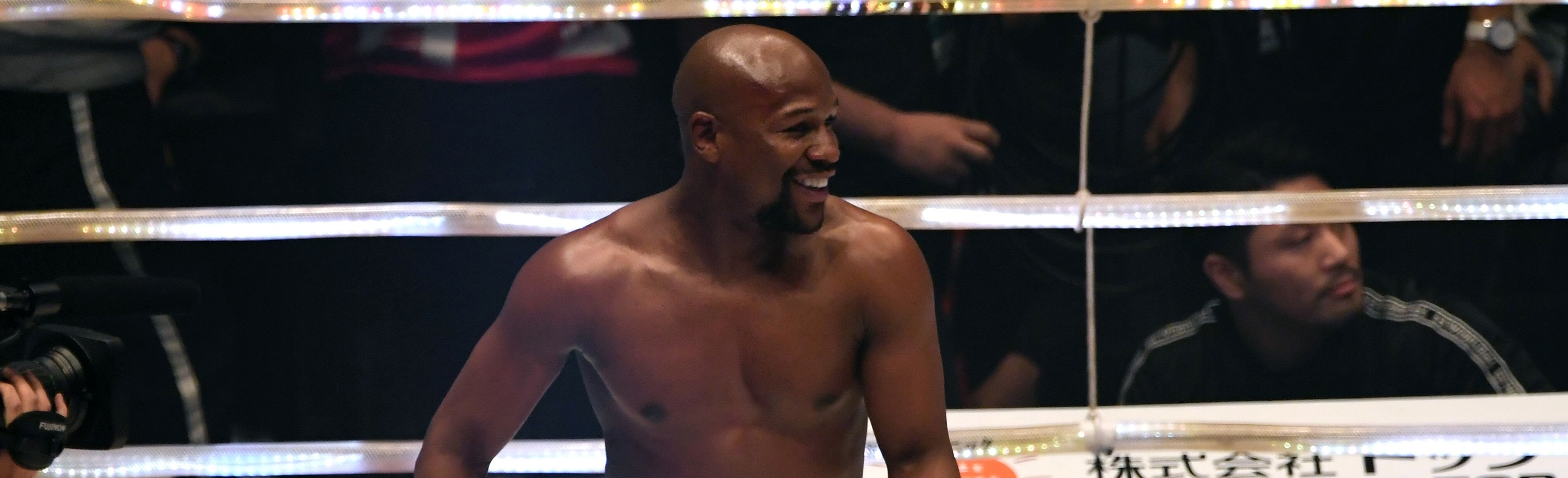 Floyd Mayweather anunció su regreso al cuadrilátero, tras un retiro de tres años. (Foto Prensa Libre: AFP)