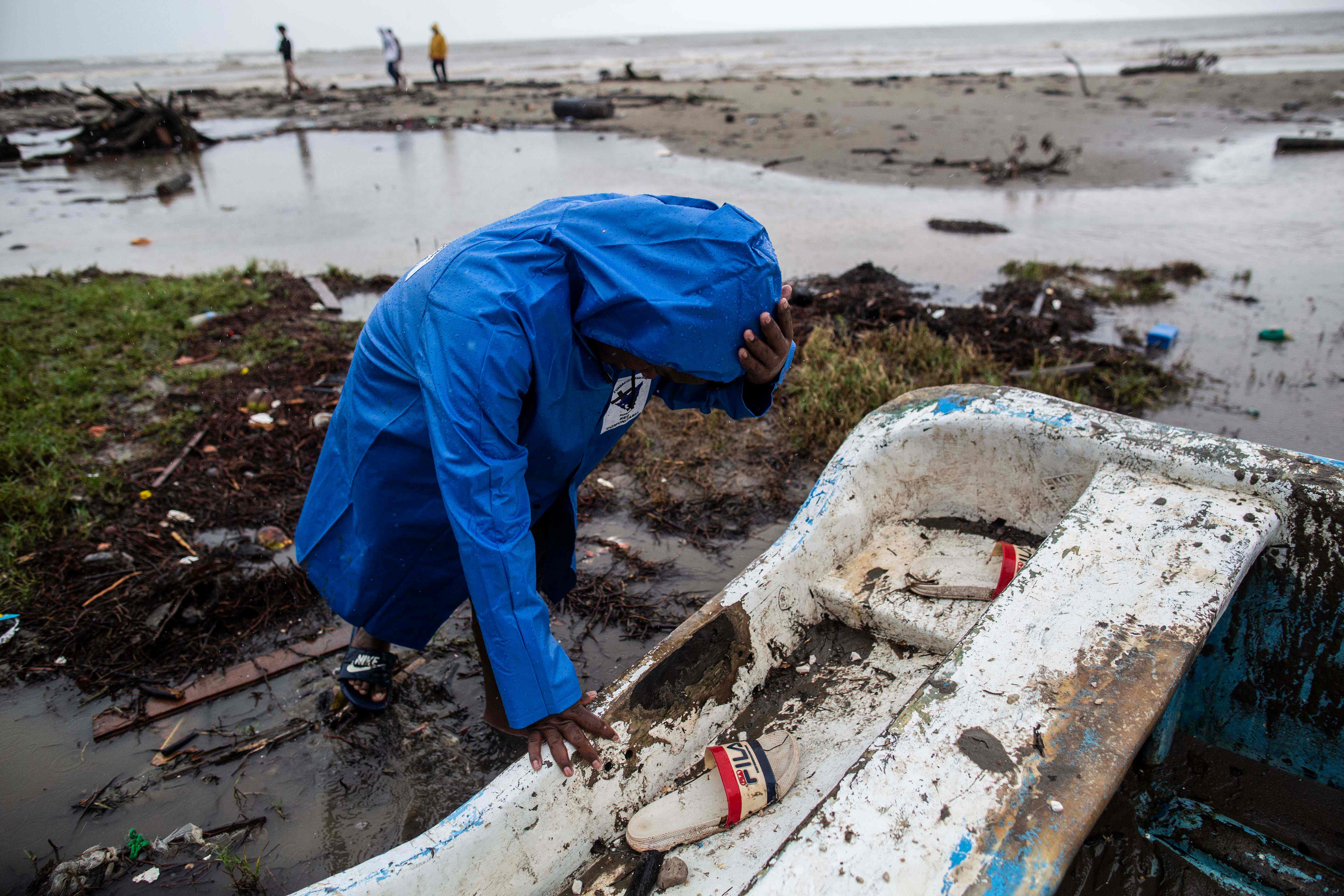 Un pescador llevar su bote hacia la playa en Bilwi, Nicaragua. (Foto Prensa Libre: AFP)