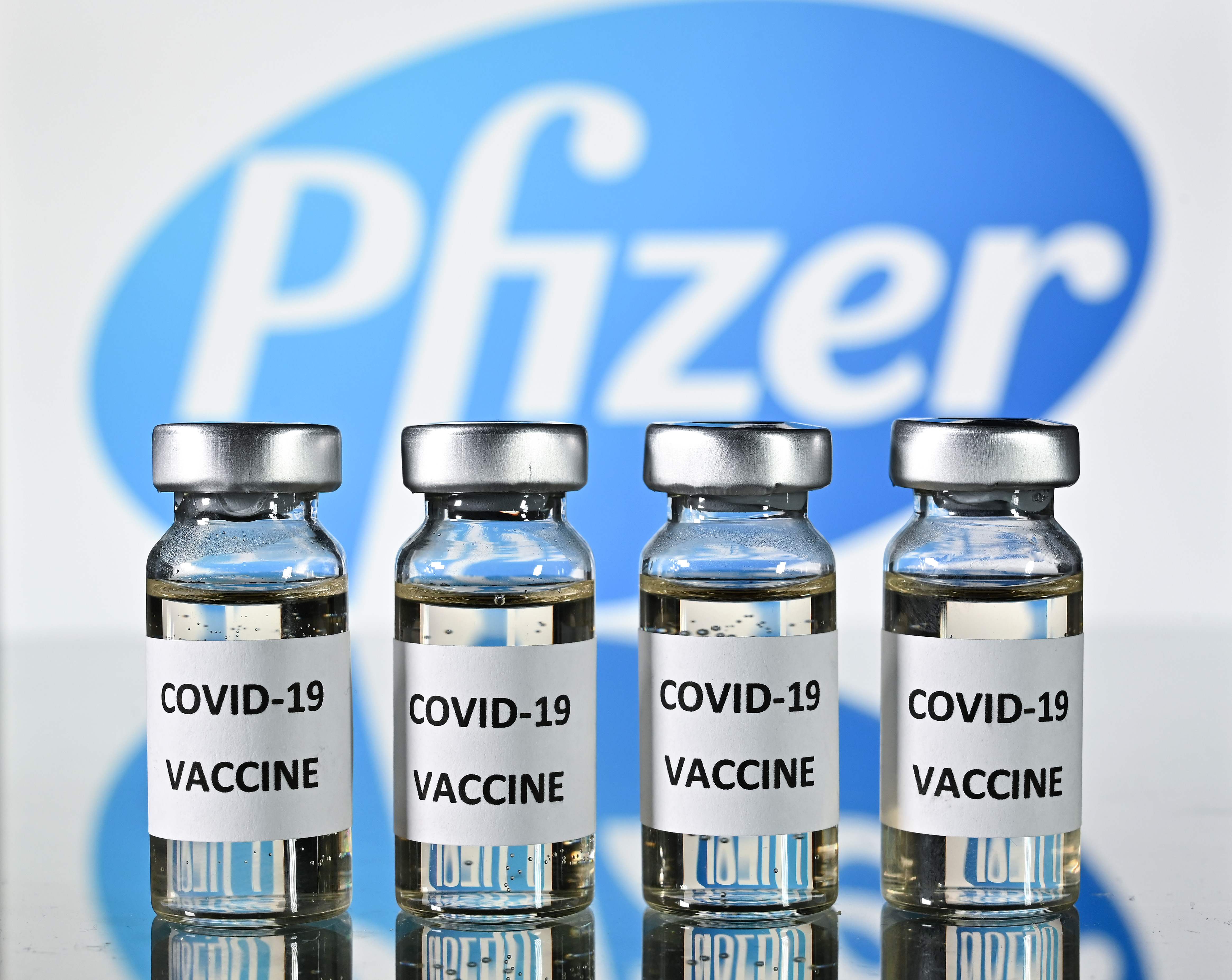 Más de 41 mil personas han participado en el ensayo de Pfizer para comprobar la eficacia de su vacuna contra el coronavirus. (Foto Prensa Libre: AFP)